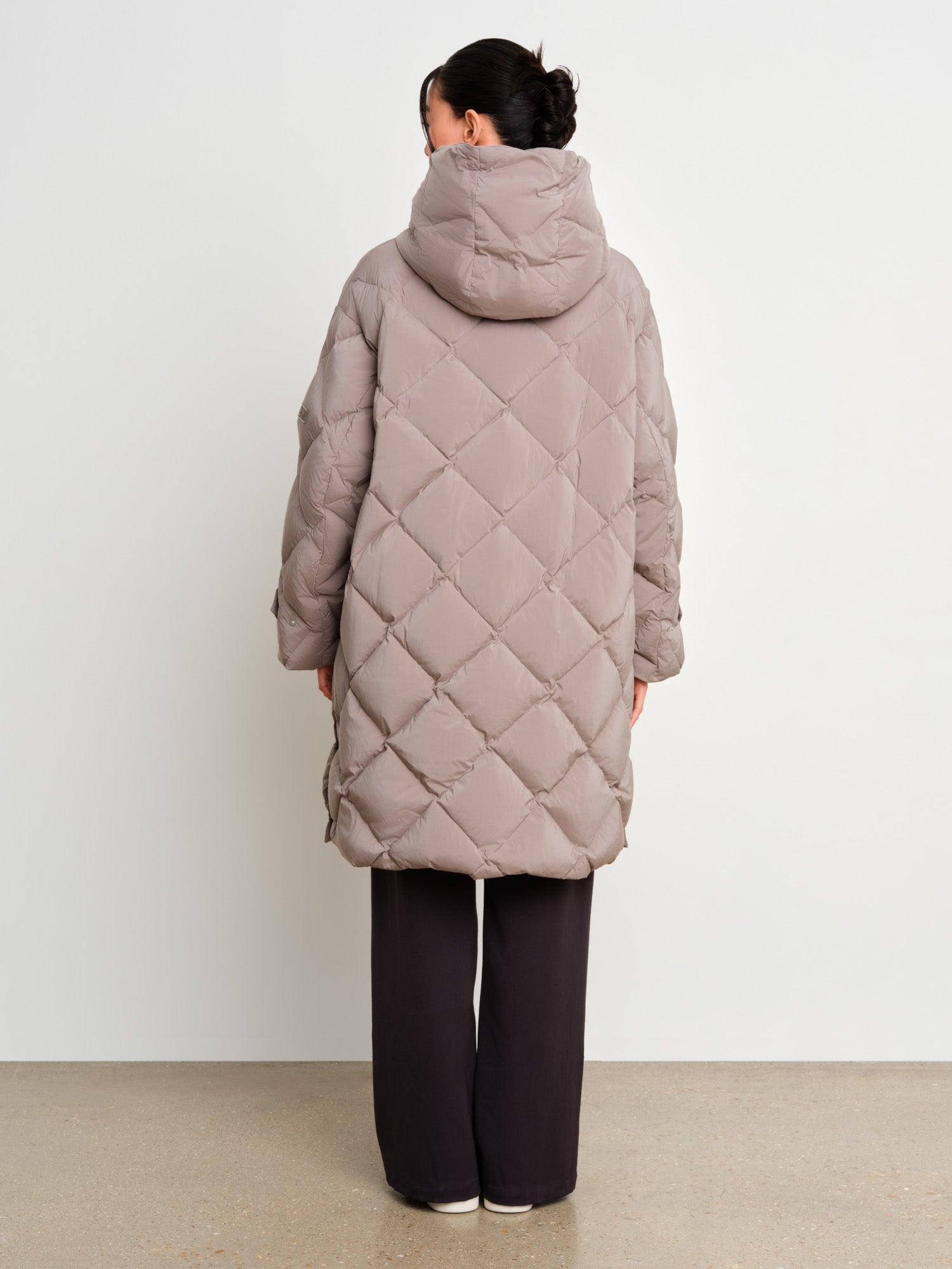 The model is 175 cm tall and is wearing a size 2 in Gray.