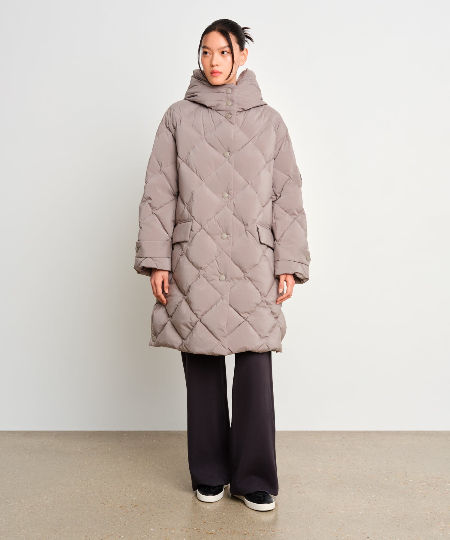 The model is 175 cm tall and is wearing a size 2 in Gray.