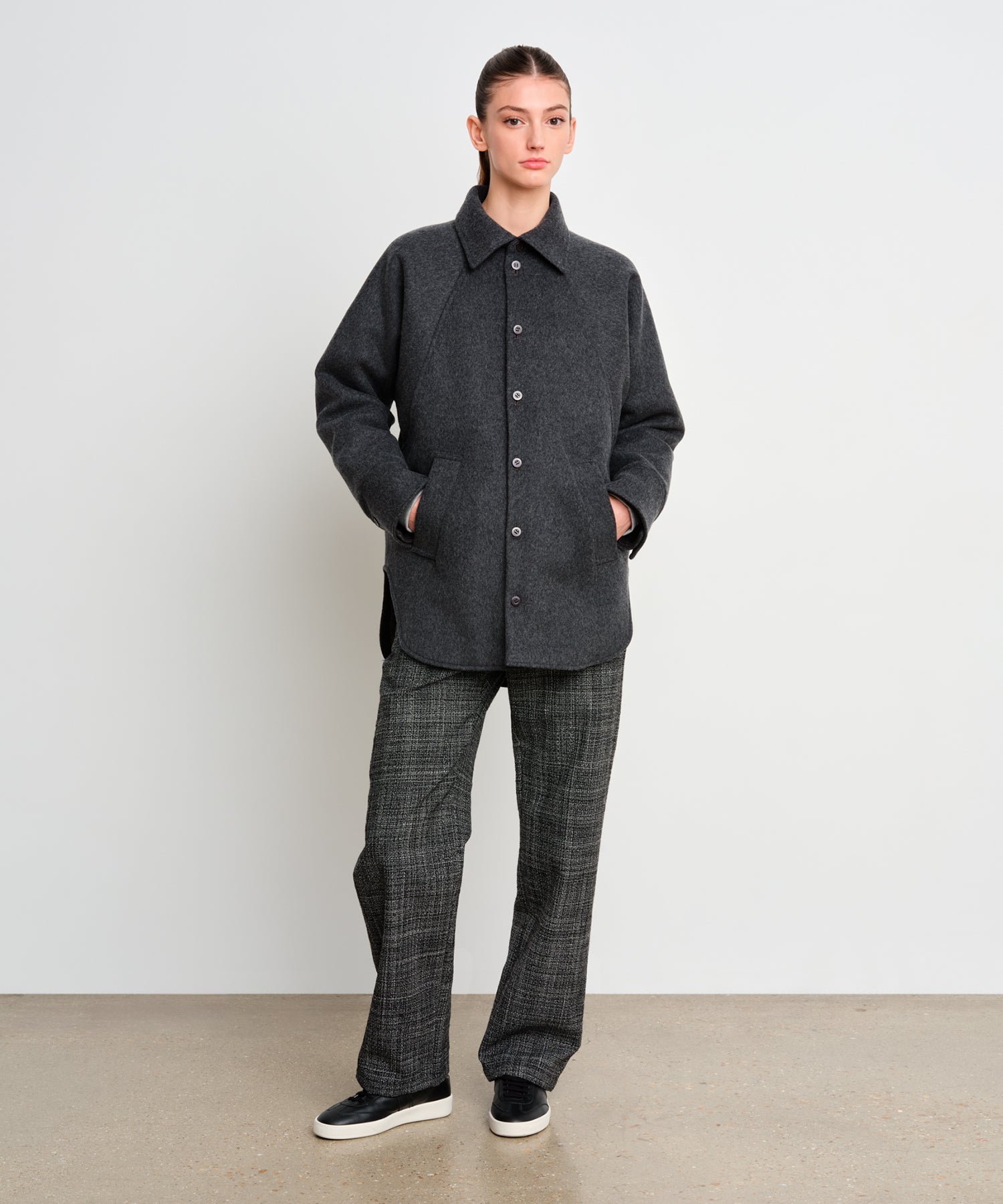 The model is 175 cm tall and is wearing a size 2 in Charcoal Gray.