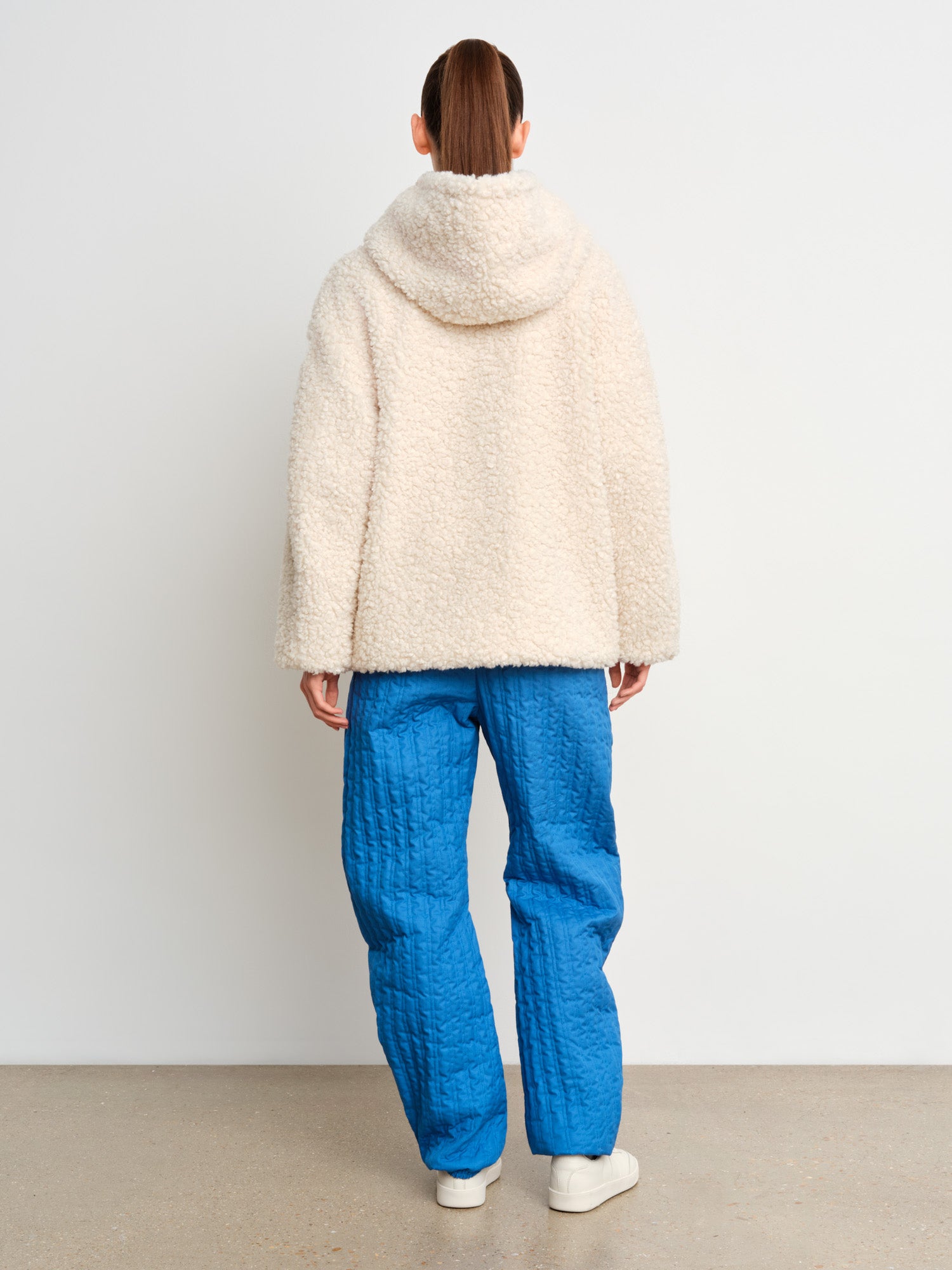 The model is 175 cm tall and is wearing a size 2 in Ivory.