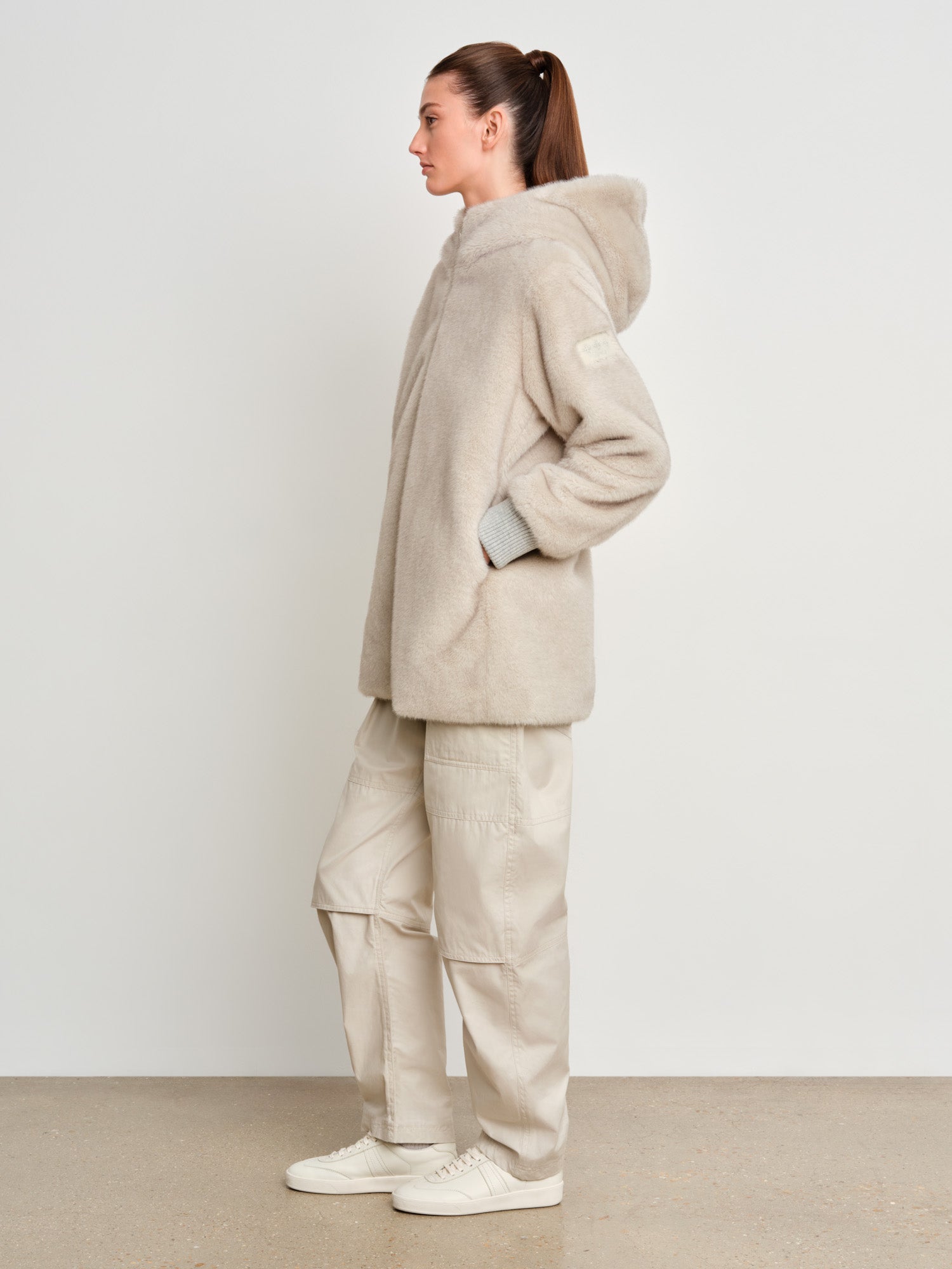 The model is 175 cm tall and is wearing a size 2 in Light Gray.