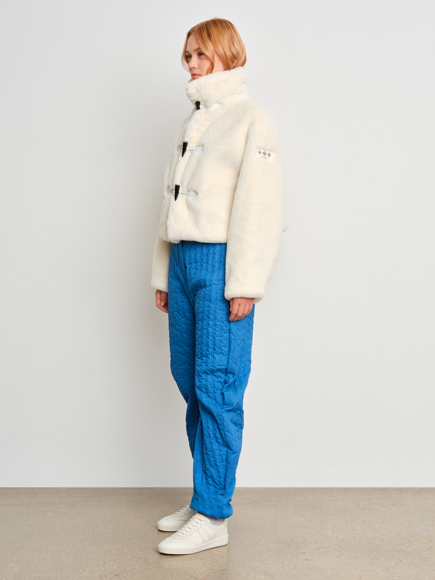 The model is 175 cm tall and is wearing a size 2 in White.