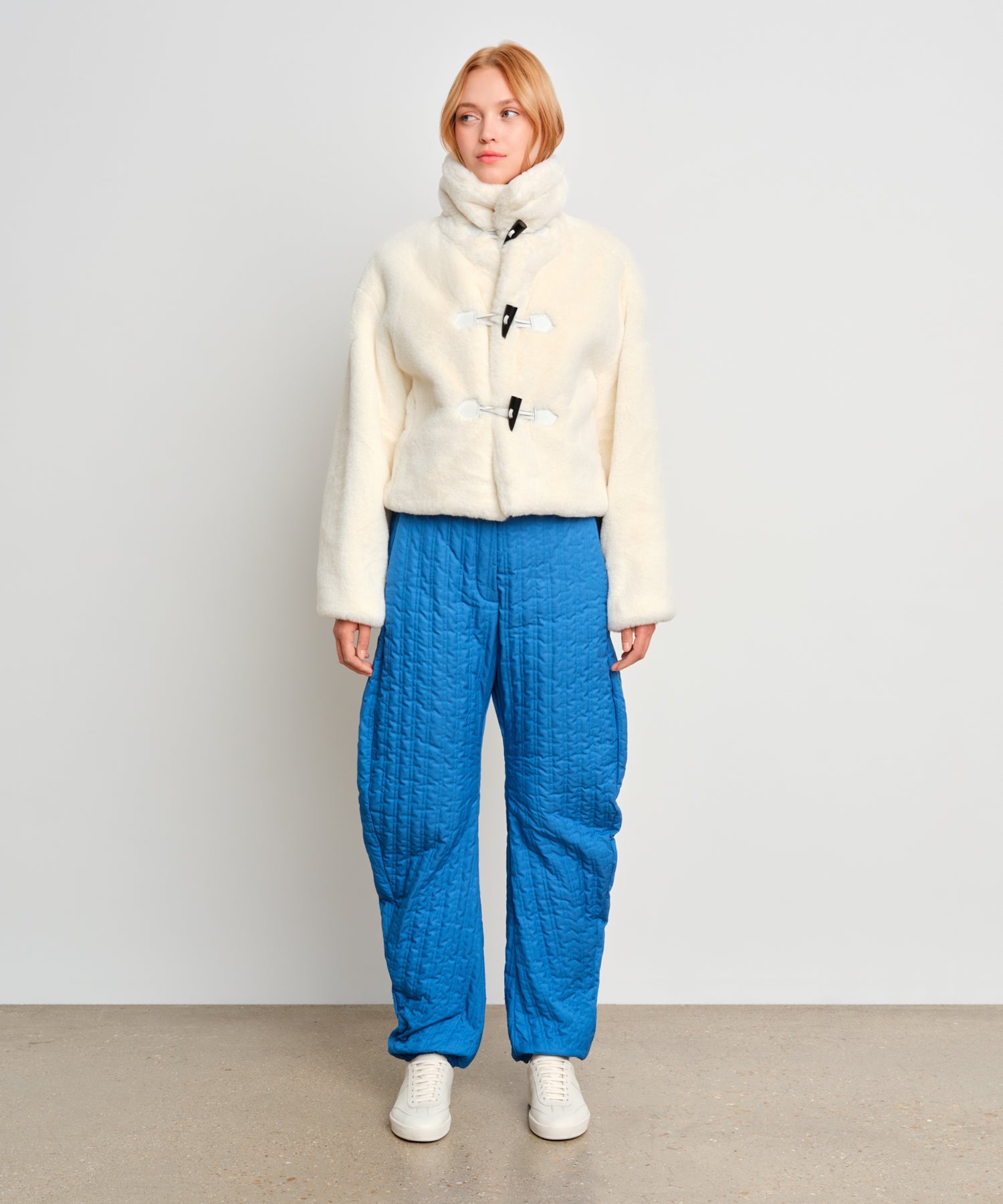 The model is 175 cm tall and is wearing a size 2 in White.