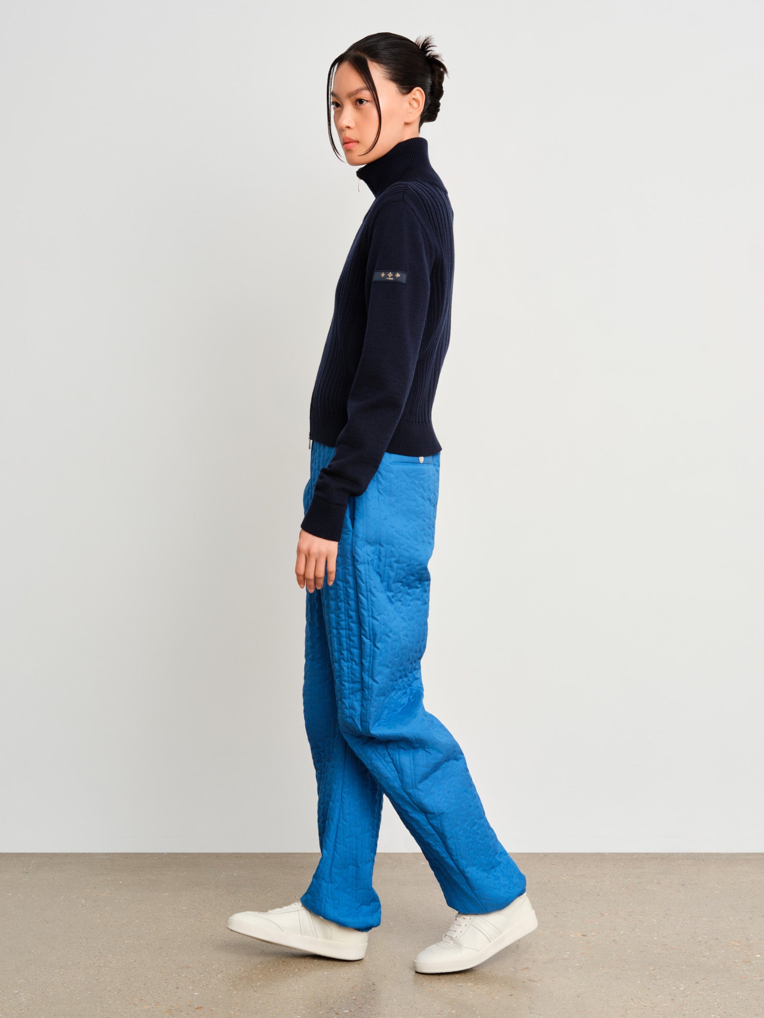 The model is 175 cm tall and is wearing a size 2 in Black.