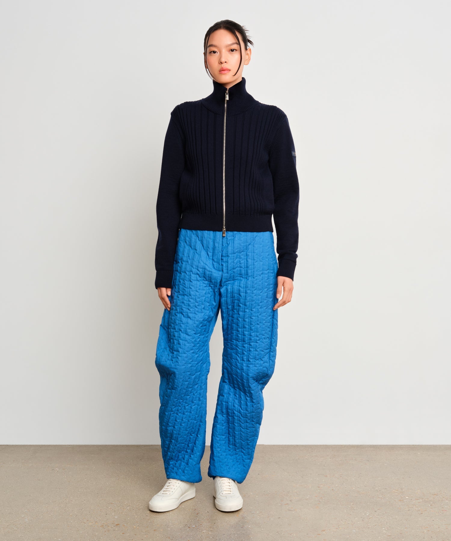 The model is 175 cm tall and is wearing a size 2 in Black.