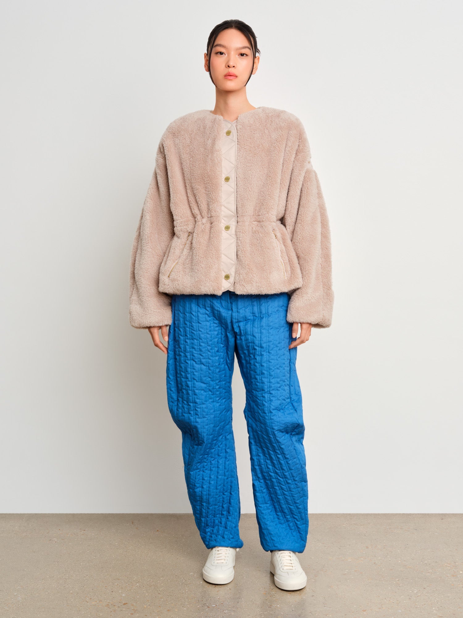 The model is 175 cm tall and is wearing a size 2 in Light Gray.