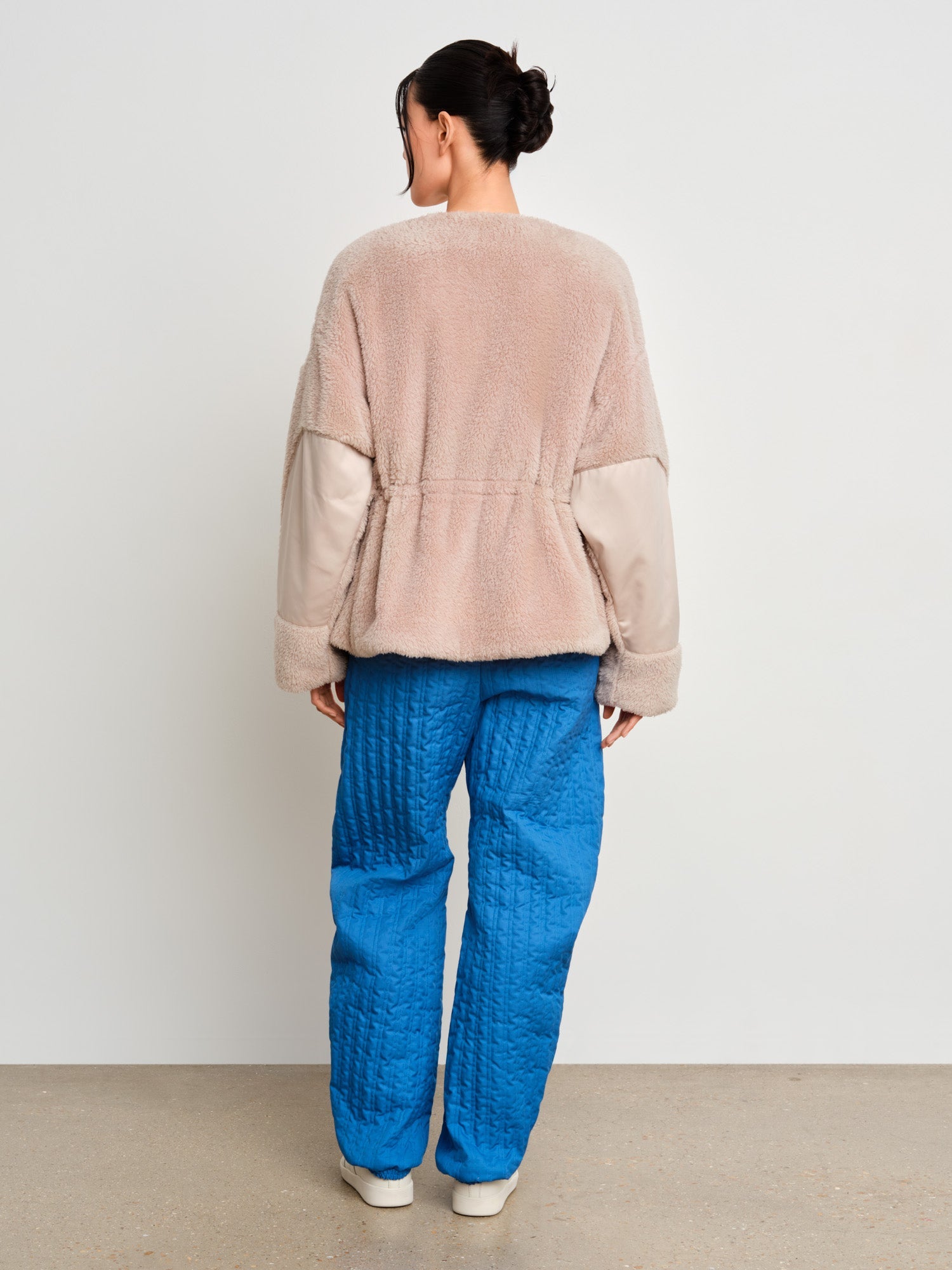 The model is 175 cm tall and is wearing a size 2 in Light Gray.