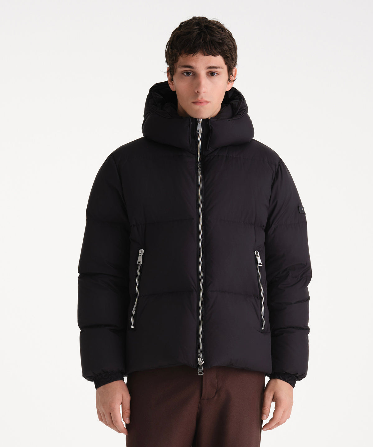 Il modello è alto 185 cm e indossa una taglia 3 in NERO.