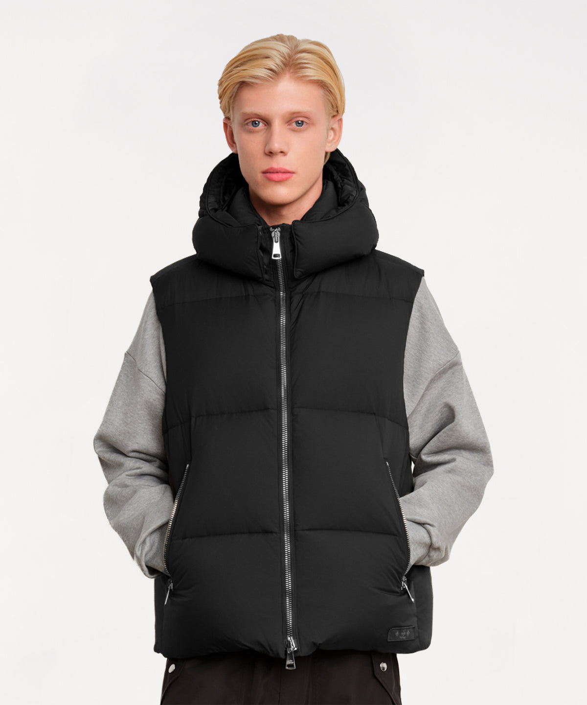 Il modello è alto 187 cm e indossa una taglia 3 in NERO.