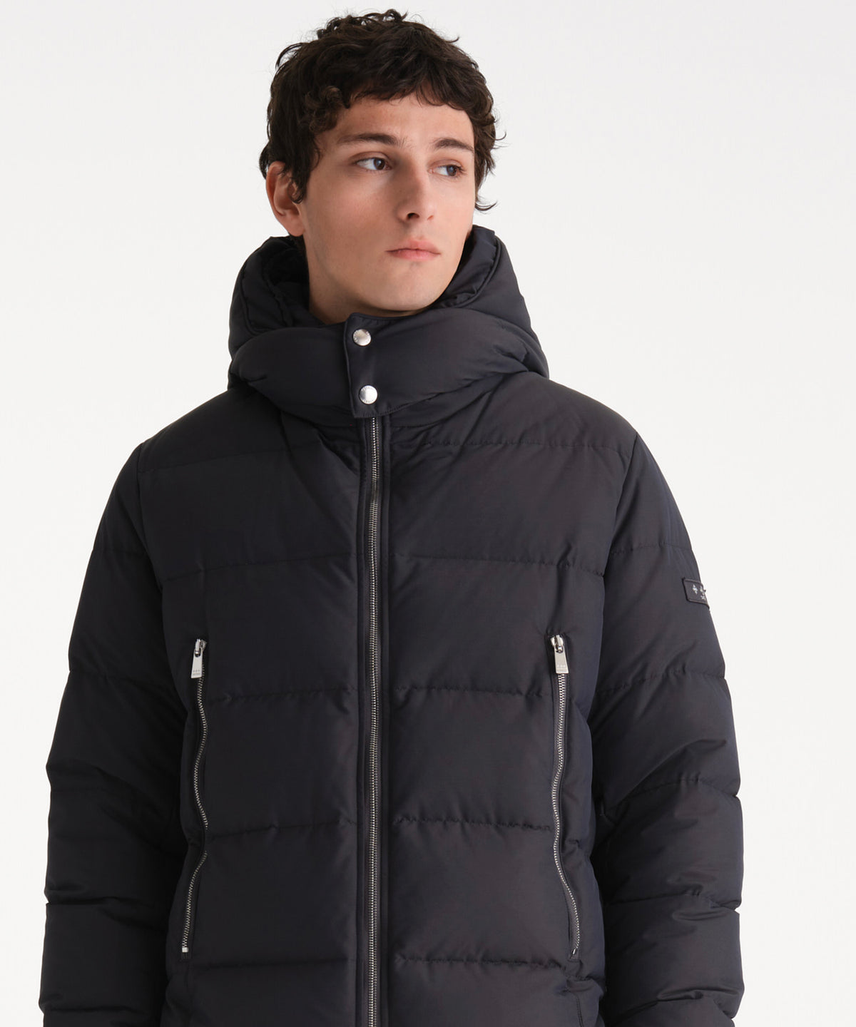 Il modello è alto 185 cm e indossa una taglia 3 in NERO.