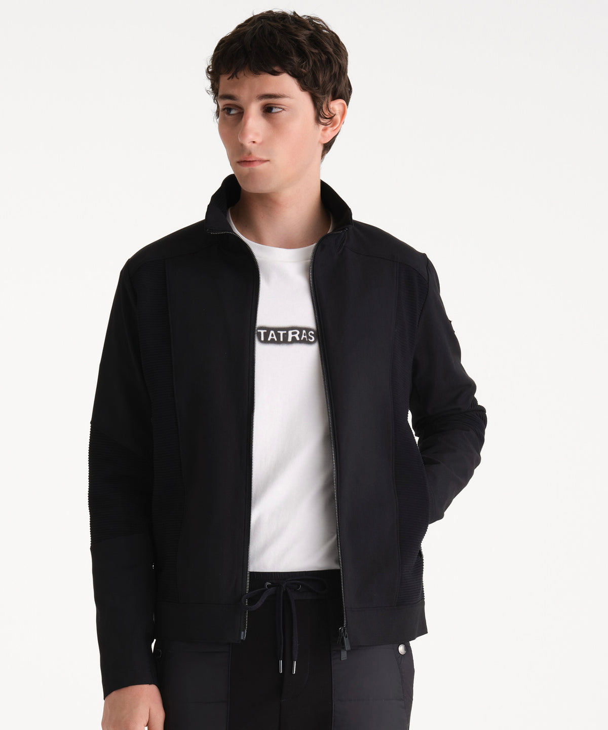 The model is 185 cm tall and is wearing a size 3 in BLACK.