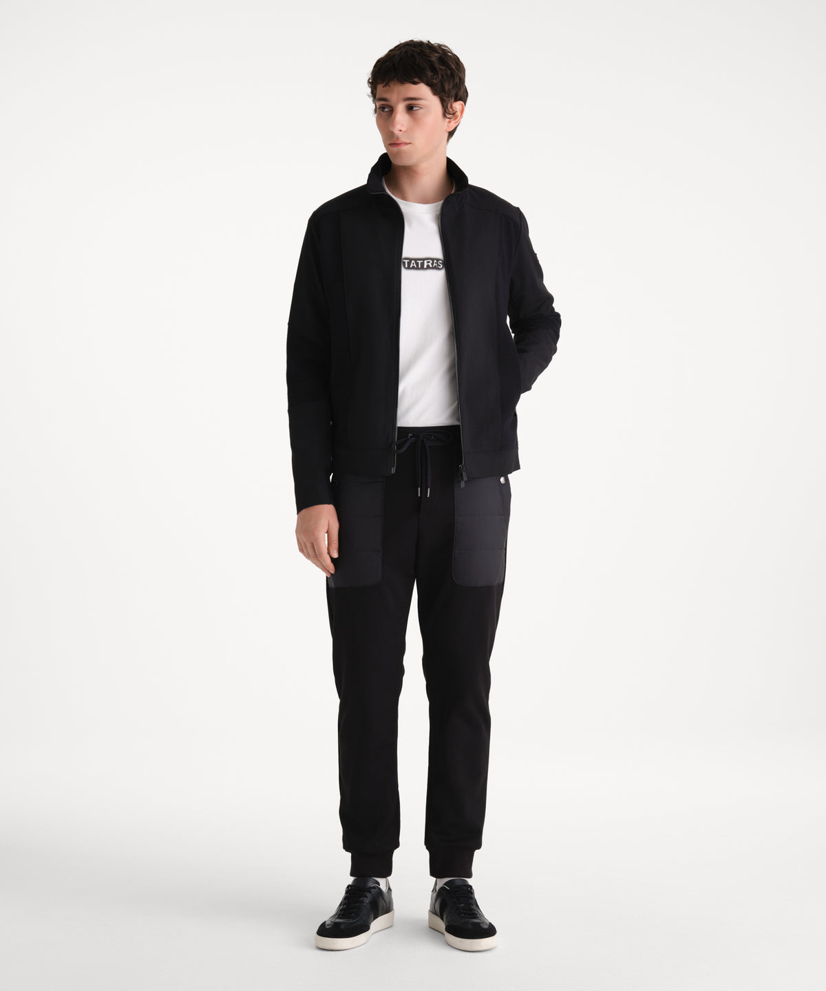 The model is 185 cm tall and is wearing a size 3 in BLACK.
