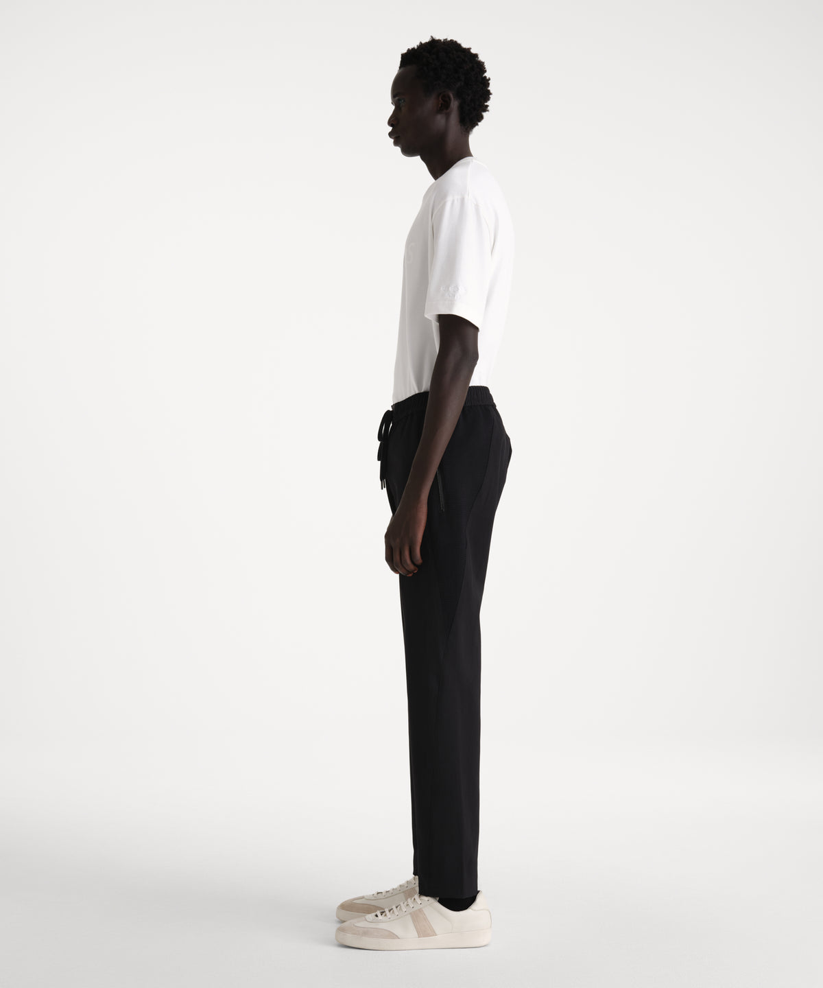 The model is 186 cm tall and is wearing a size 3 in BLACK.