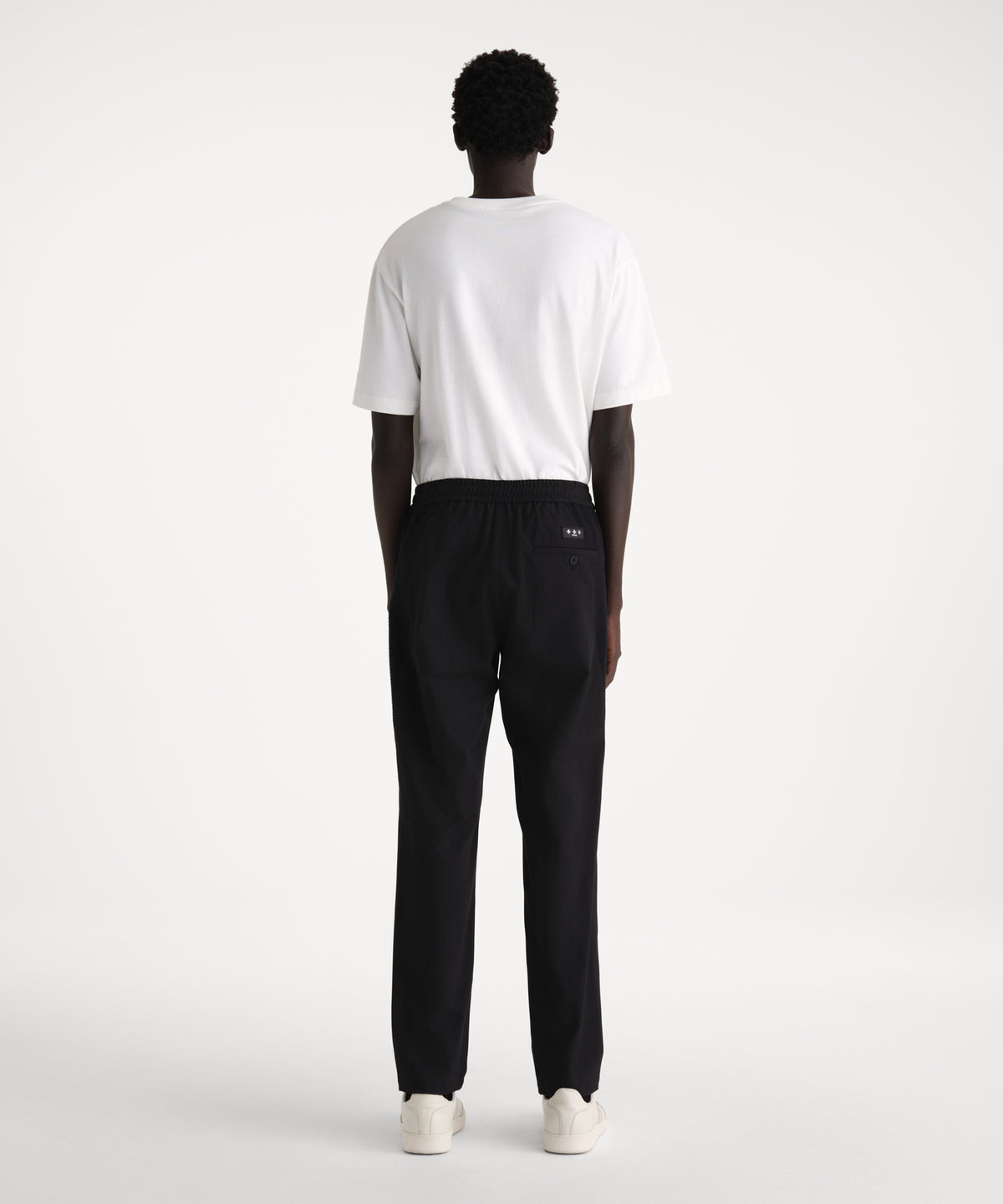 The model is 186 cm tall and is wearing a size 3 in BLACK.