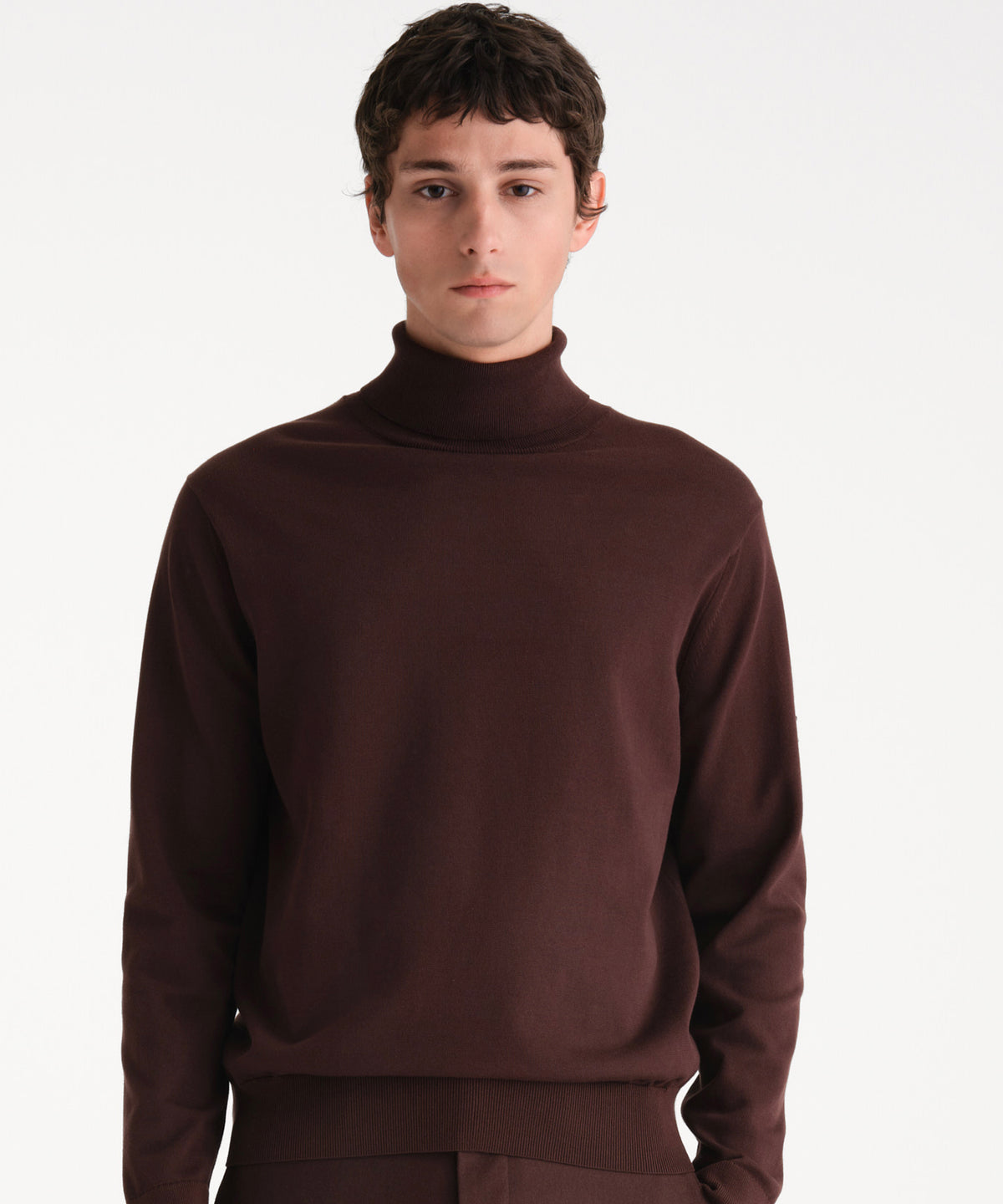 Il modello è alto 185 cm e indossa una taglia 3 in MARRONE.