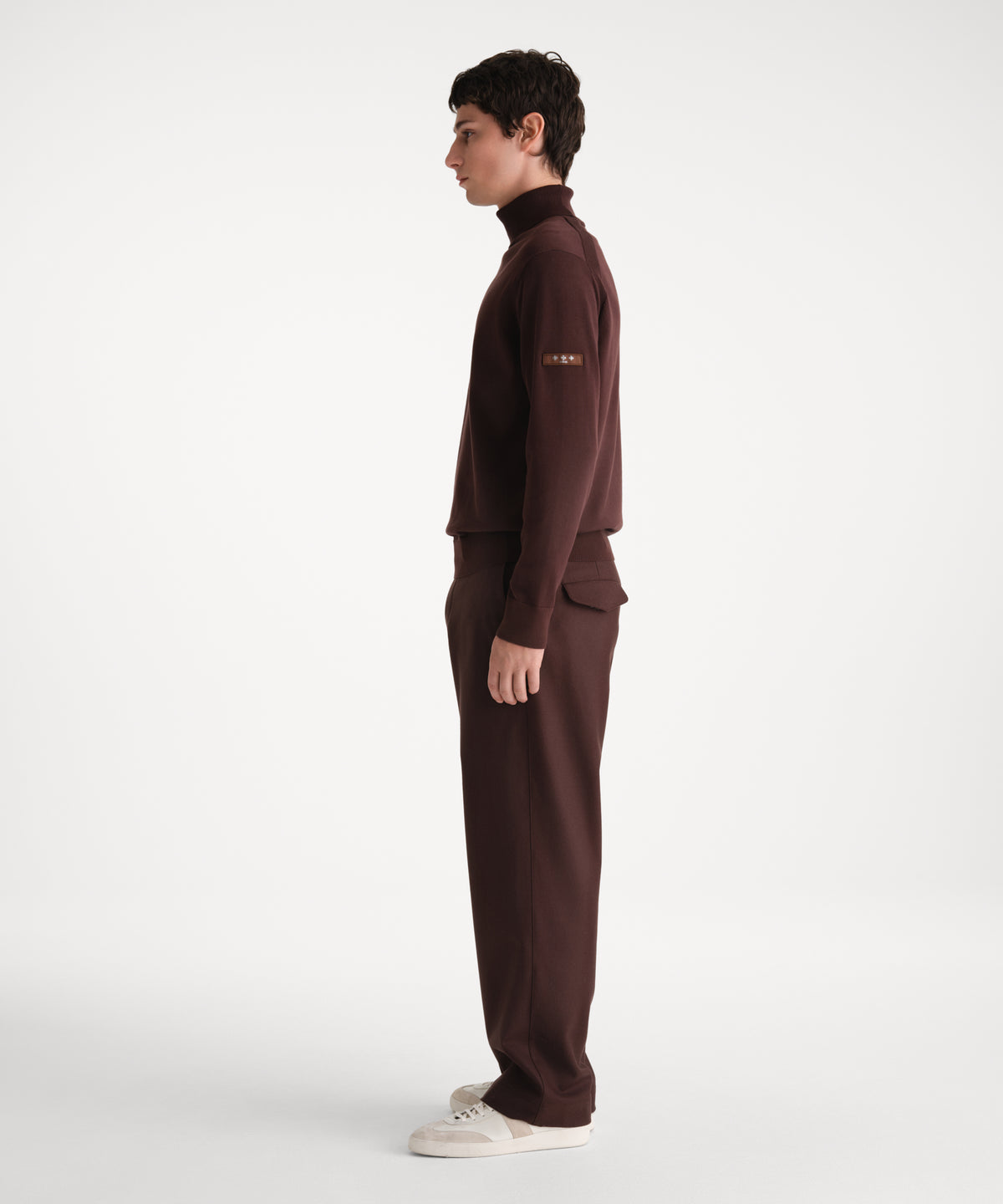 Il modello è alto 185 cm e indossa una taglia 3 in MARRONE.