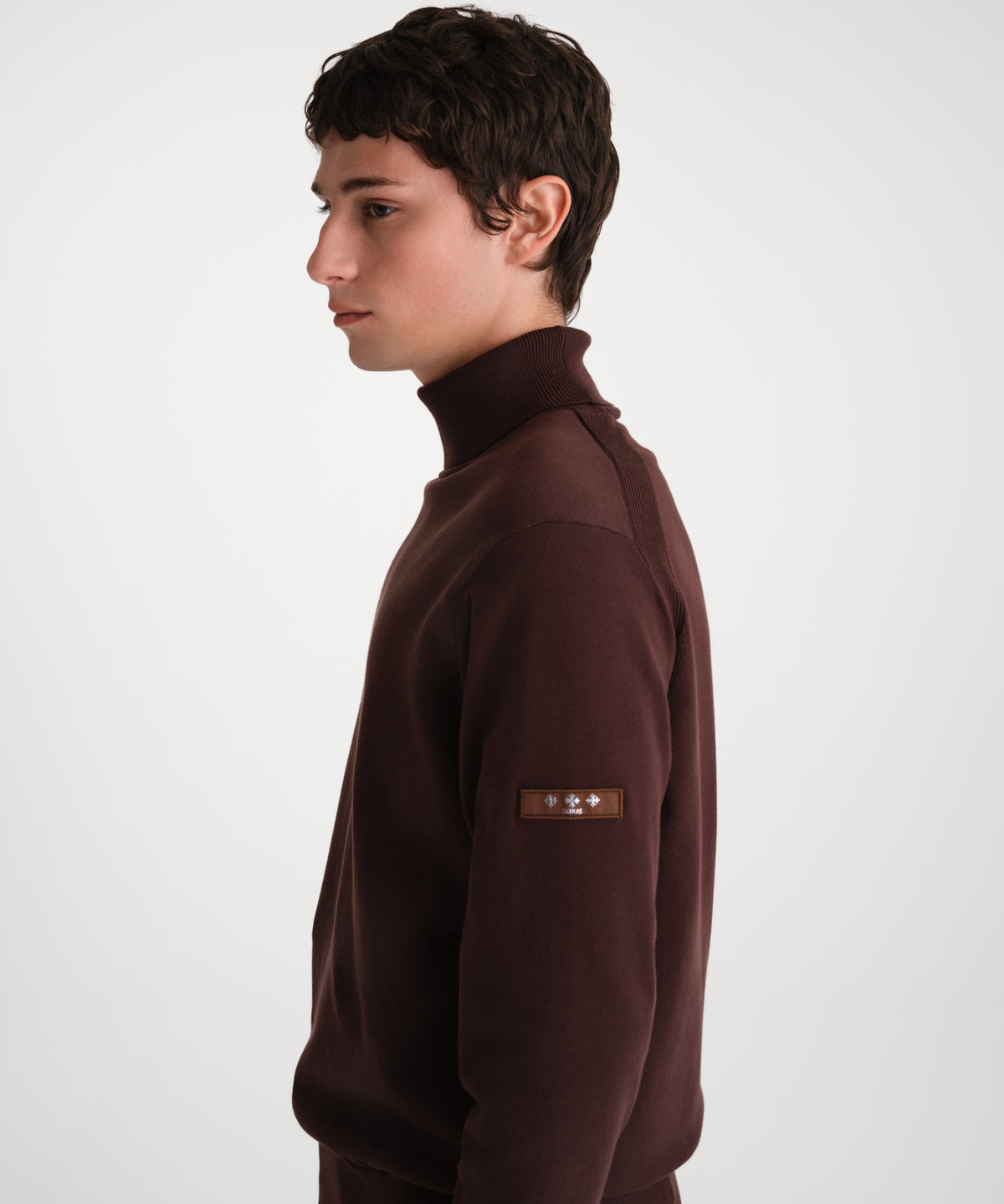 Il modello è alto 185 cm e indossa una taglia 3 in MARRONE.
