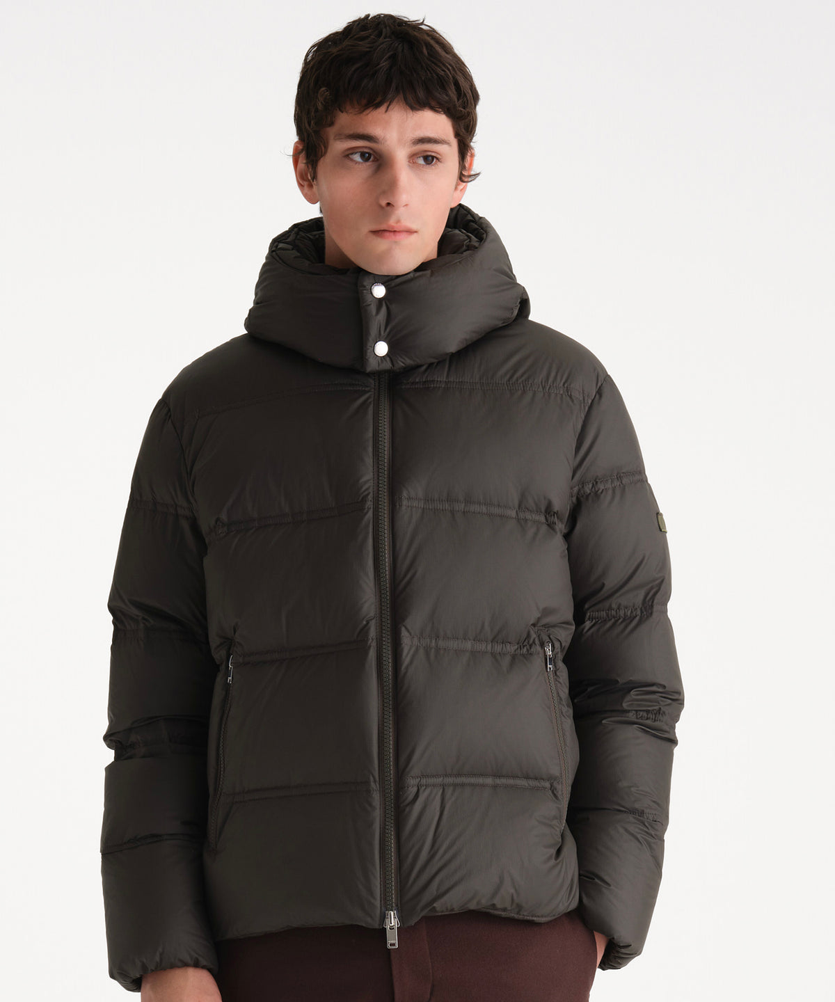 The model is 185 cm tall and is wearing a size 3 in KHAKI.