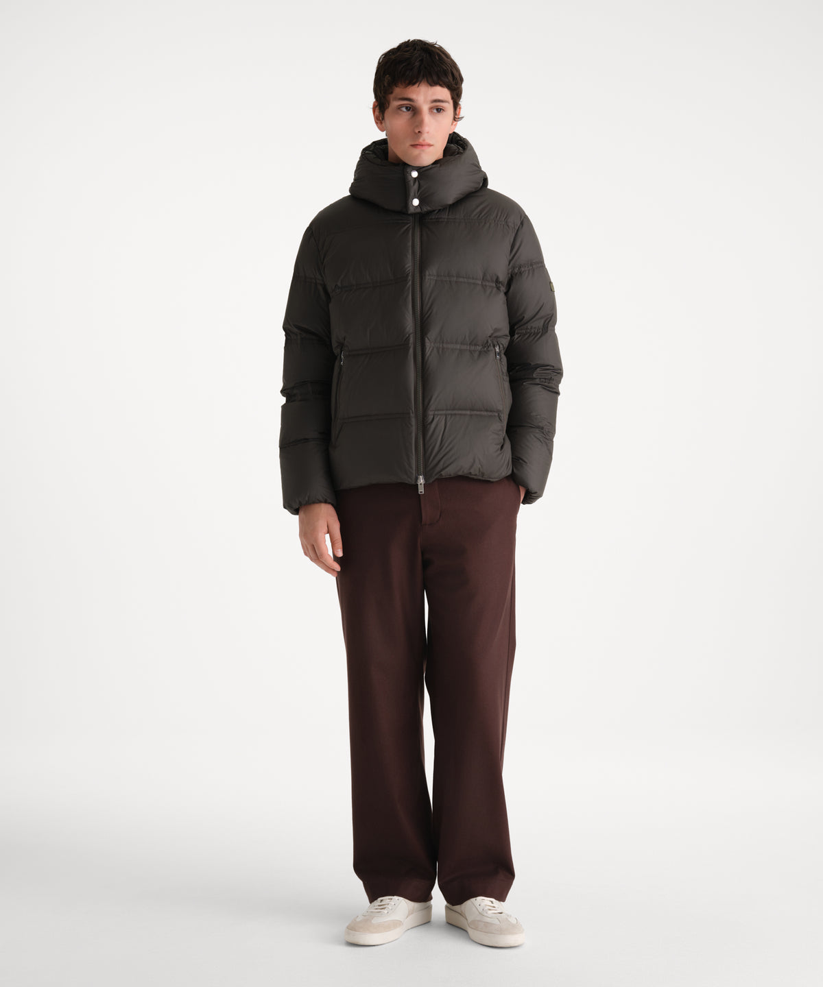 The model is 185 cm tall and is wearing a size 3 in KHAKI.