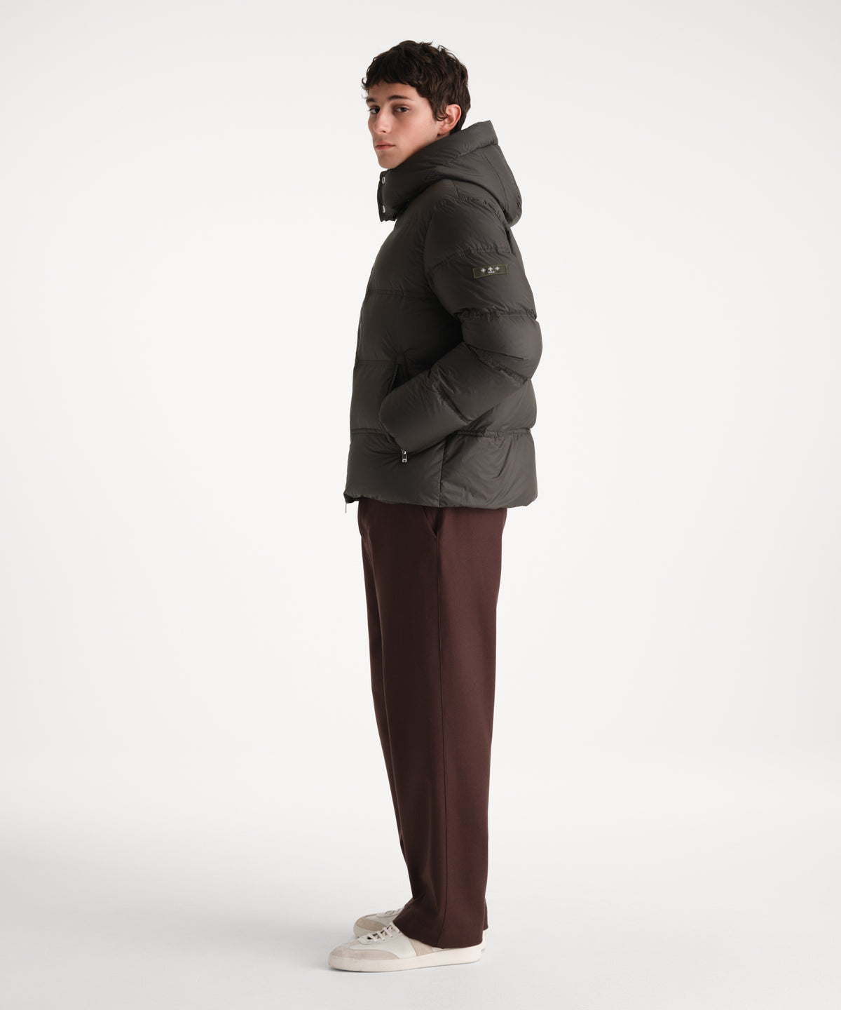 The model is 185 cm tall and is wearing a size 3 in KHAKI.