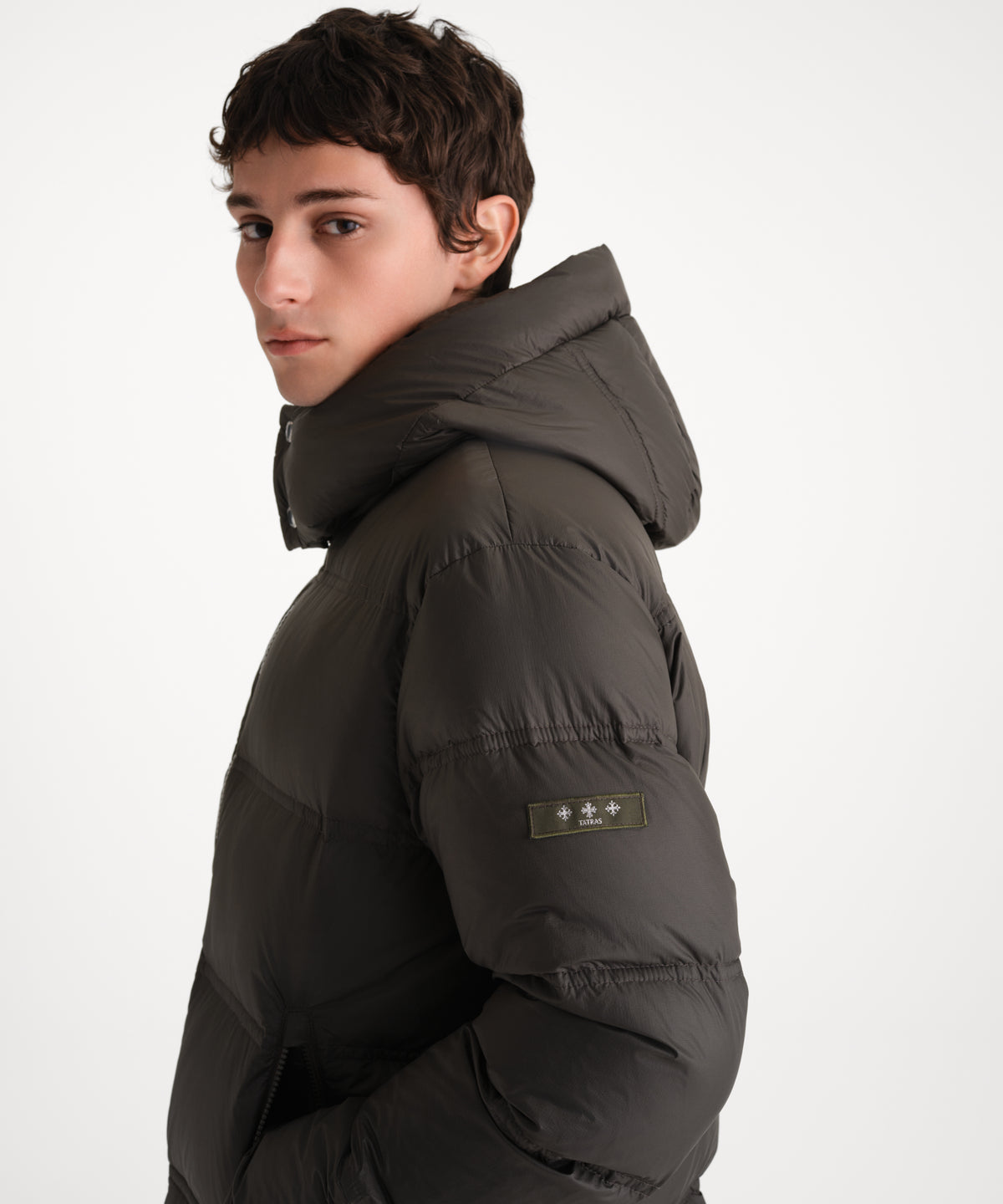 The model is 185 cm tall and is wearing a size 3 in KHAKI.