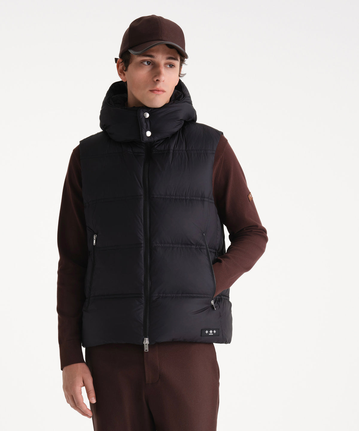 The model is 185 cm tall and is wearing a size 3 in BLACK.