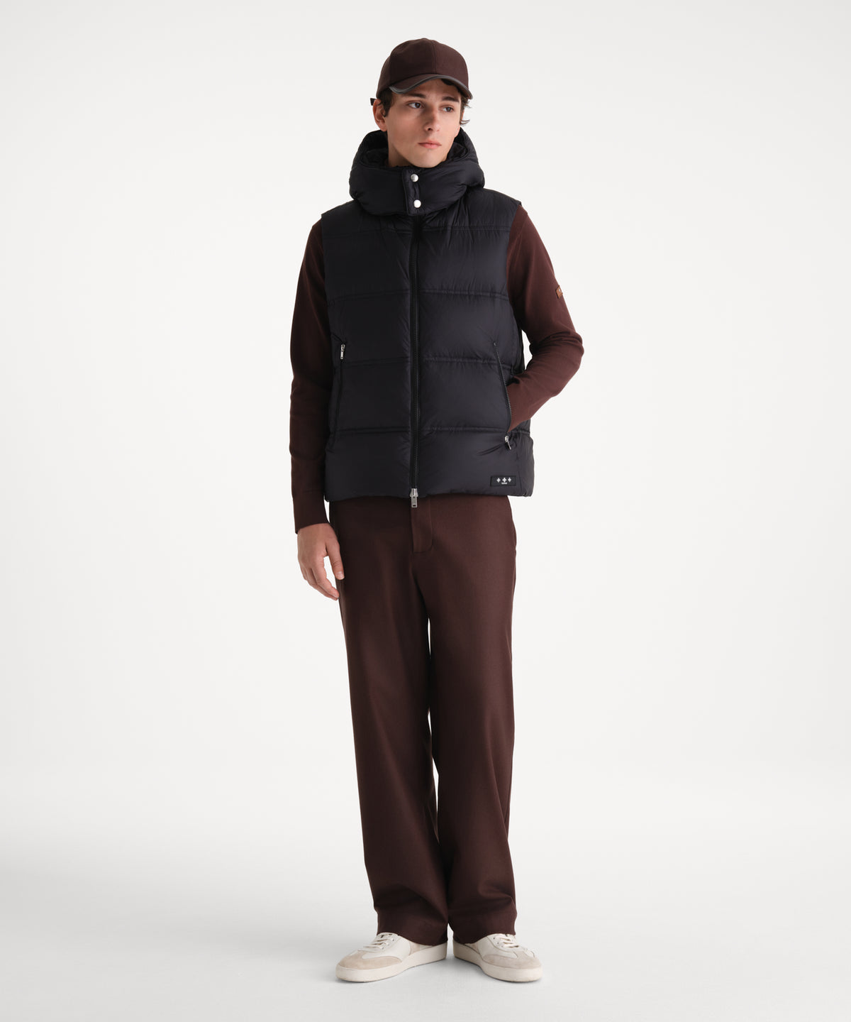 The model is 185 cm tall and is wearing a size 3 in BLACK.
