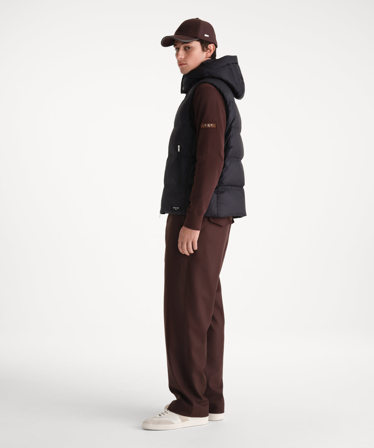 The model is 185 cm tall and is wearing a size 3 in BLACK.