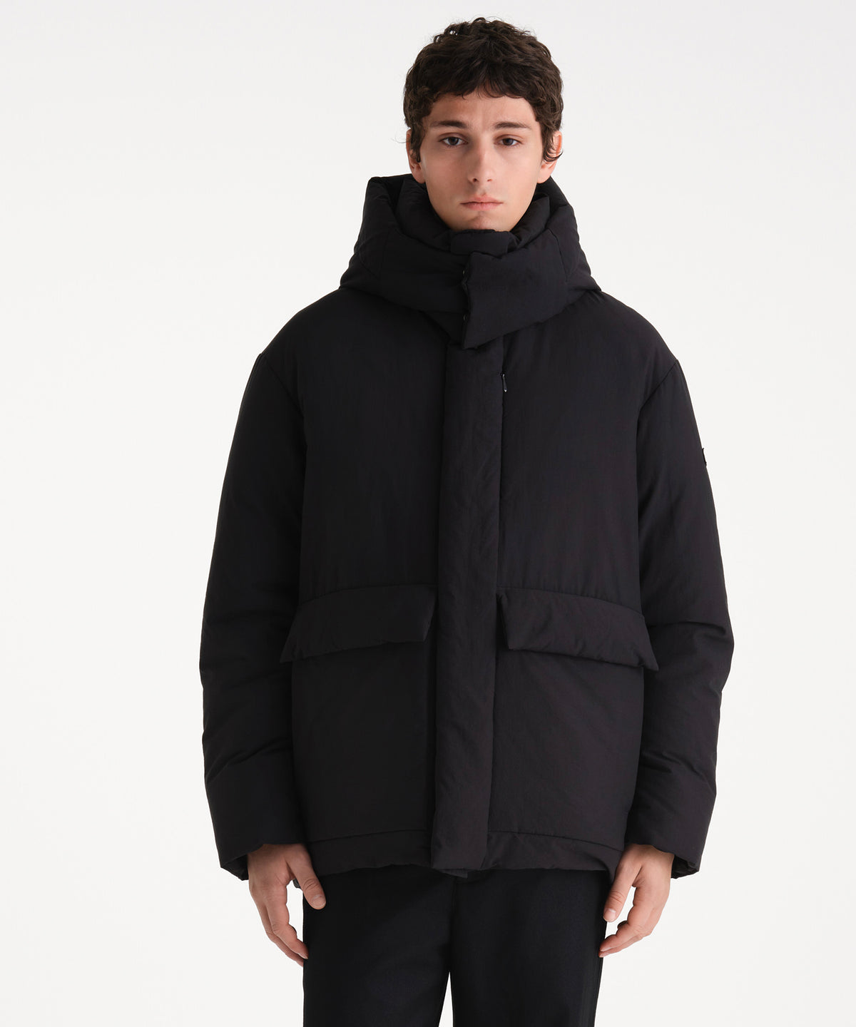 Il modello è alto 185 cm e indossa una taglia 3 in NERO.