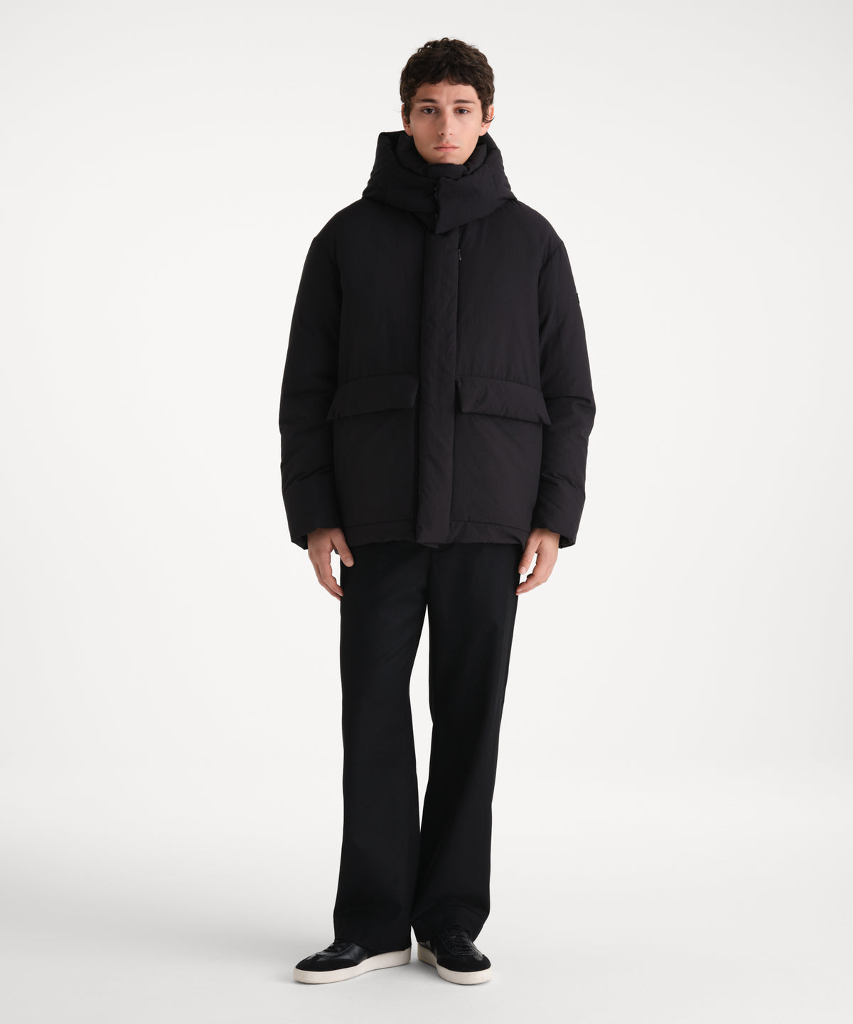 Il modello è alto 185 cm e indossa una taglia 3 in NERO.