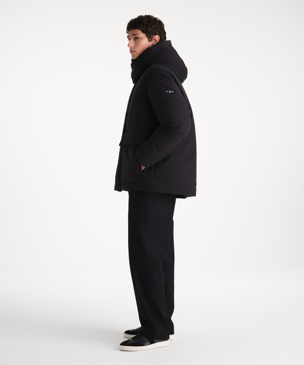 Il modello è alto 185 cm e indossa una taglia 3 in NERO.
