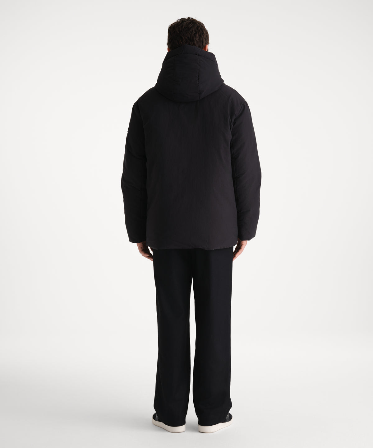 Il modello è alto 185 cm e indossa una taglia 3 in NERO.