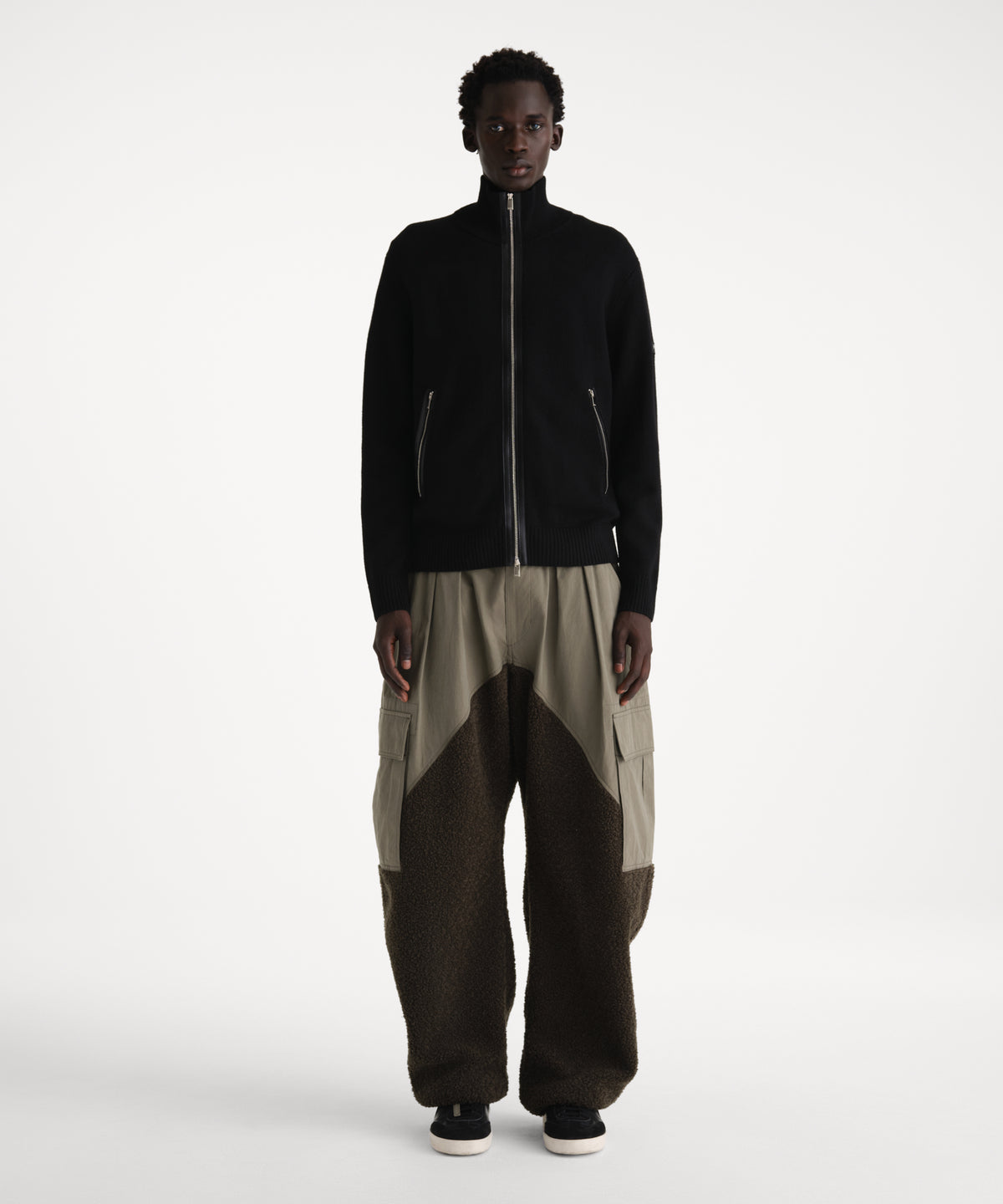 The model is 186 cm tall and is wearing a size 3 in BLACK.