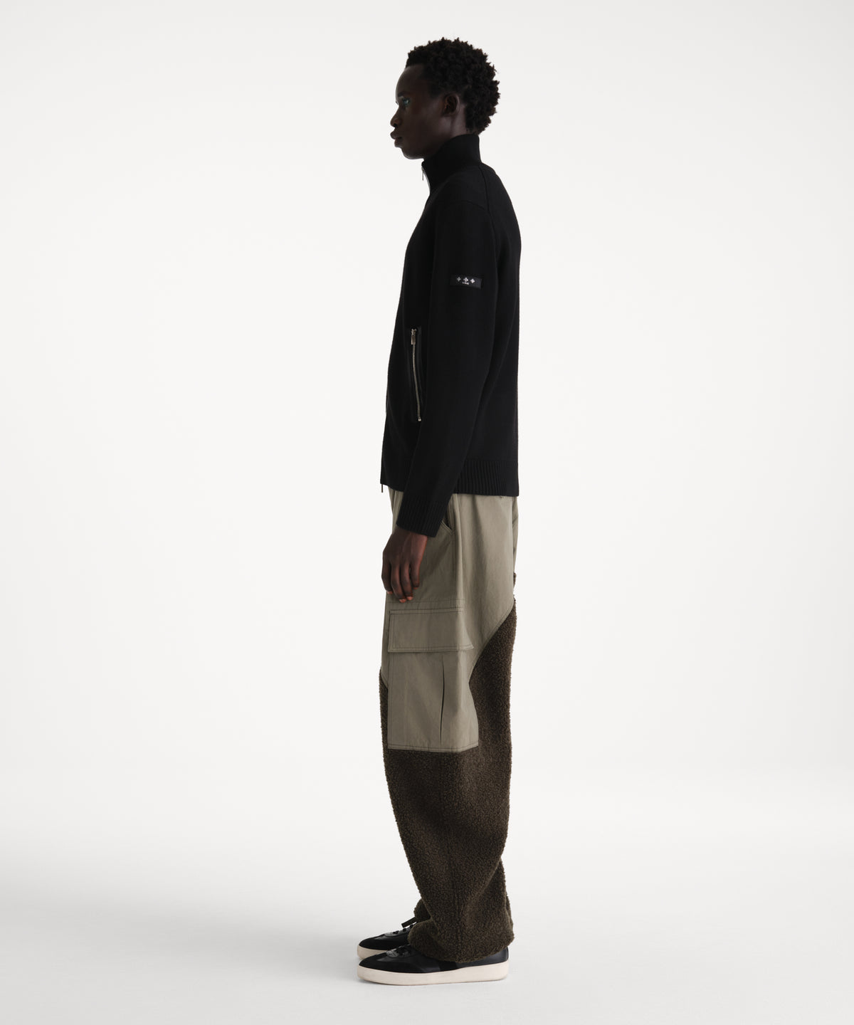 The model is 186 cm tall and is wearing a size 3 in BLACK.