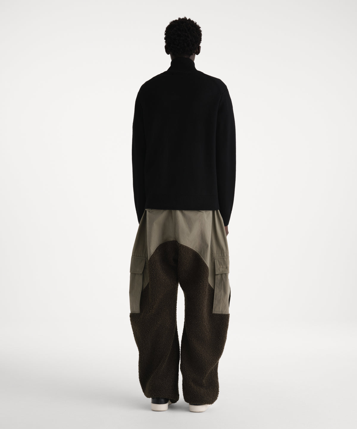 The model is 186 cm tall and is wearing a size 3 in BLACK.