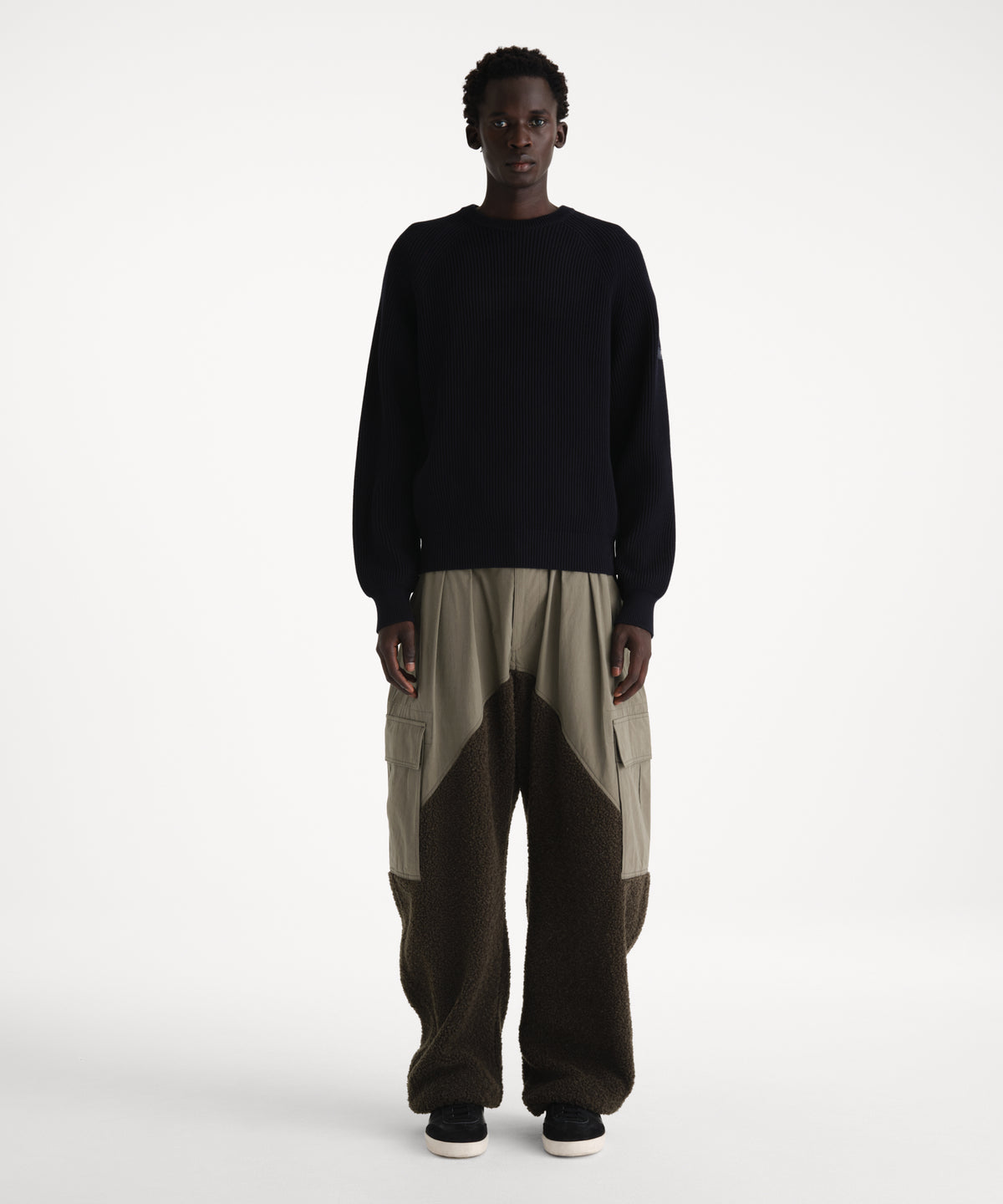 Il modello è alto 186 cm e indossa una taglia 3 in NAVY SCURO.