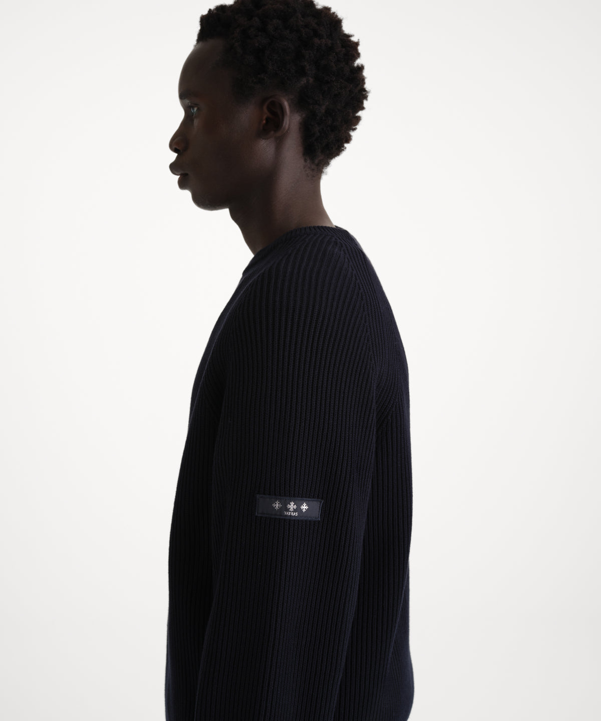 Il modello è alto 186 cm e indossa una taglia 3 in NAVY SCURO.