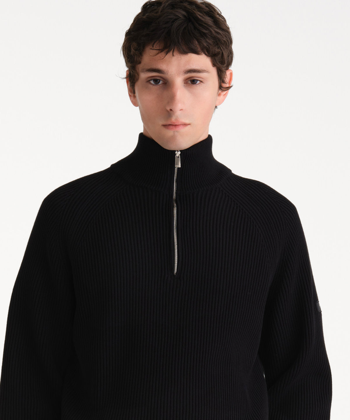 Il modello è alto 185 cm e indossa una taglia 3 in NERO.