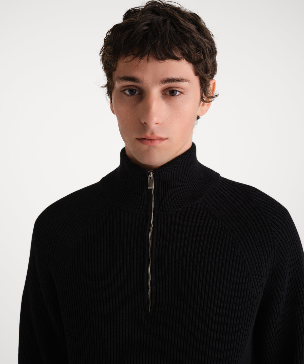 Il modello è alto 185 cm e indossa una taglia 3 in NERO.
