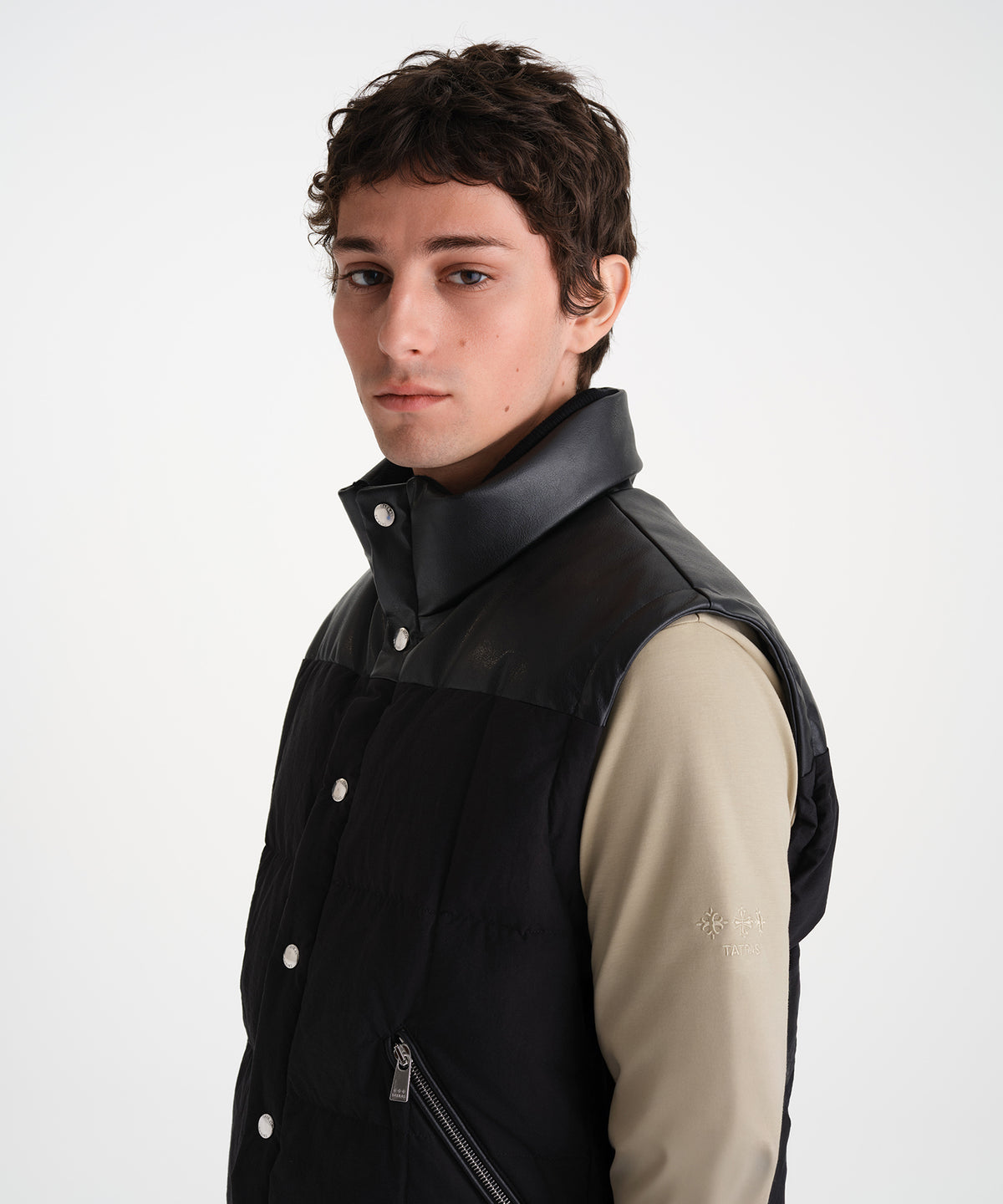 Il modello è alto 185 cm e indossa una taglia 3 in NERO.