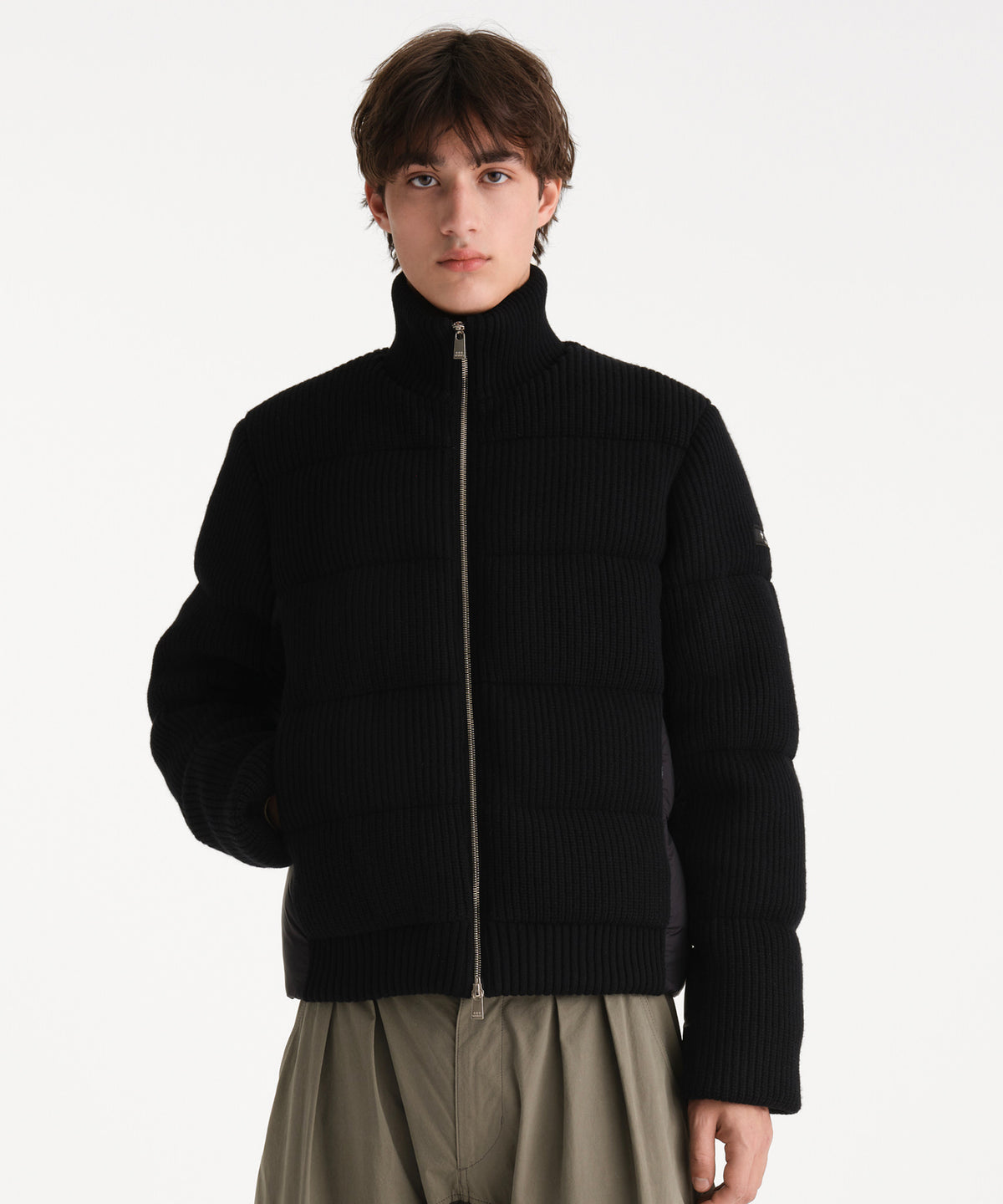 The model is 190 cm tall and is wearing a size 3 in BLACK.
