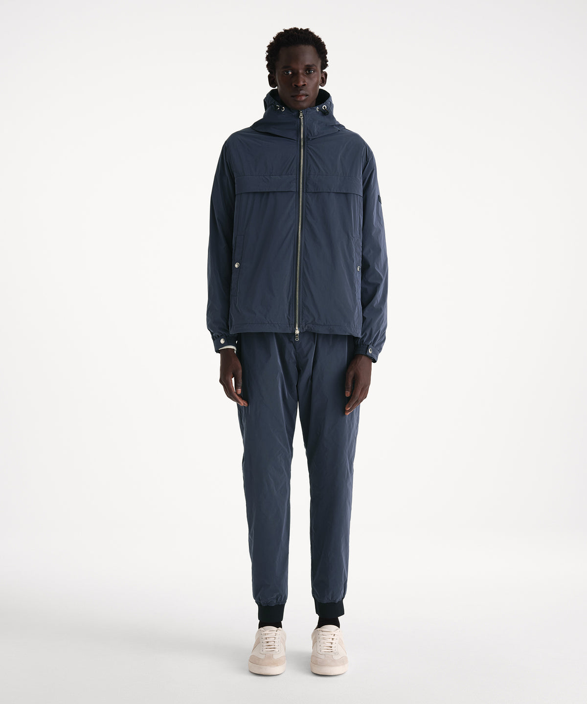 Il modello è alto 186 cm e indossa una taglia 3 in NAVY.