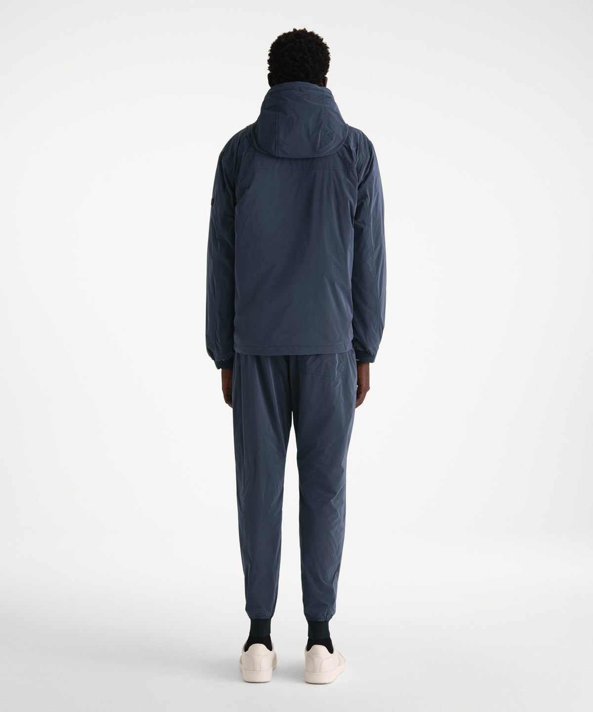 Il modello è alto 186 cm e indossa una taglia 3 in NAVY.