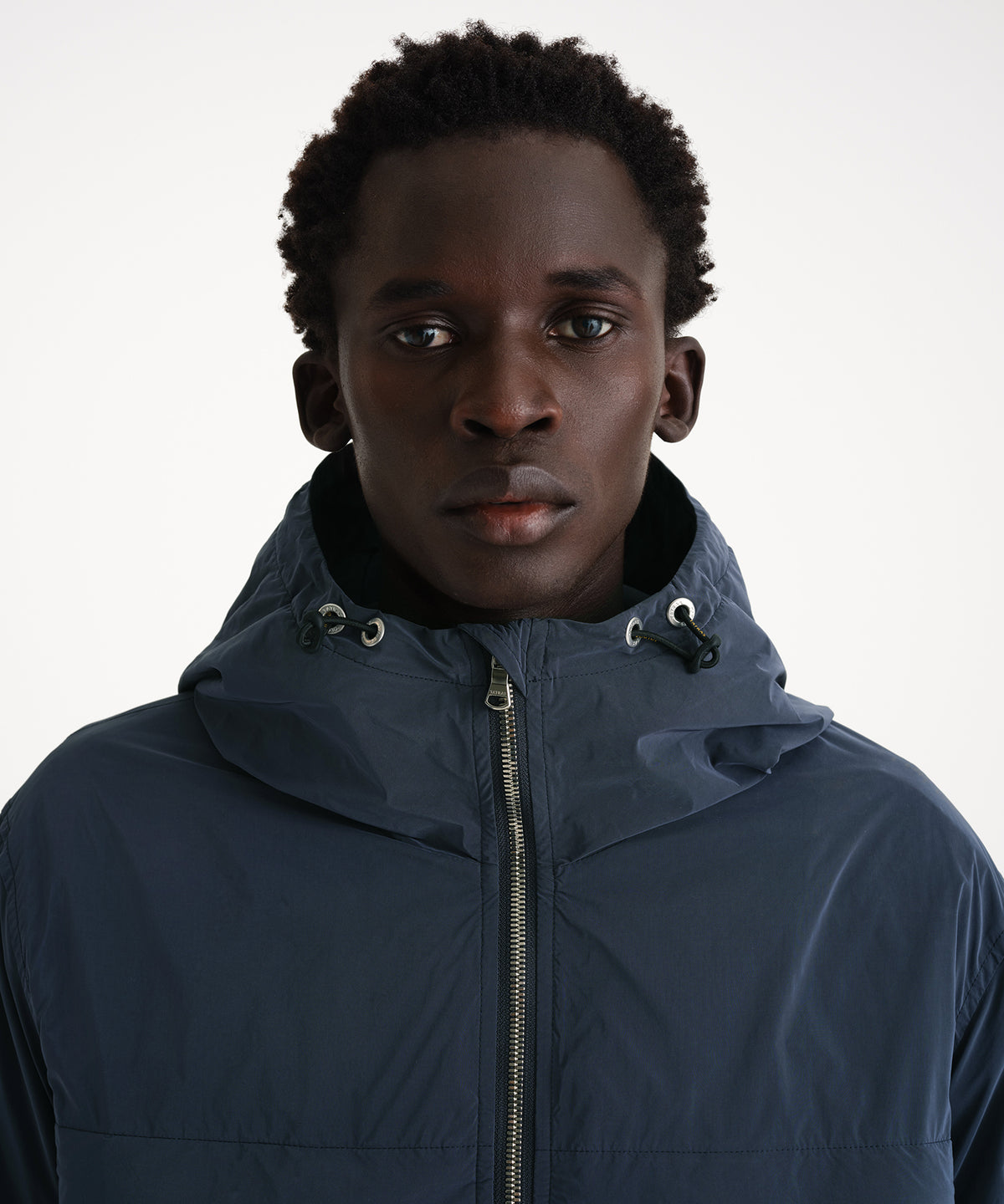Il modello è alto 186 cm e indossa una taglia 3 in NAVY.
