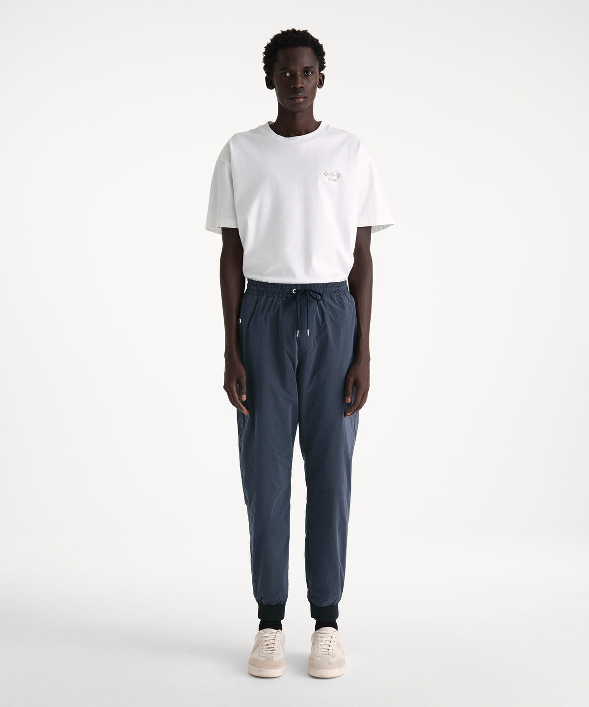 The model is 186 cm tall and is wearing a size 3 in NAVY.