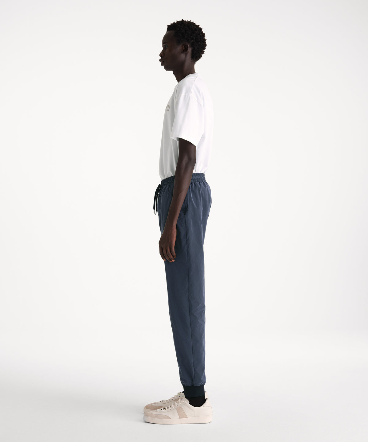 The model is 186 cm tall and is wearing a size 3 in NAVY.