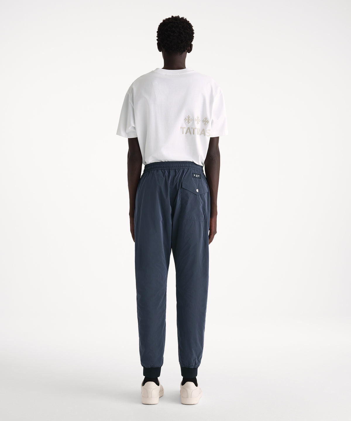 The model is 186 cm tall and is wearing a size 3 in NAVY.
