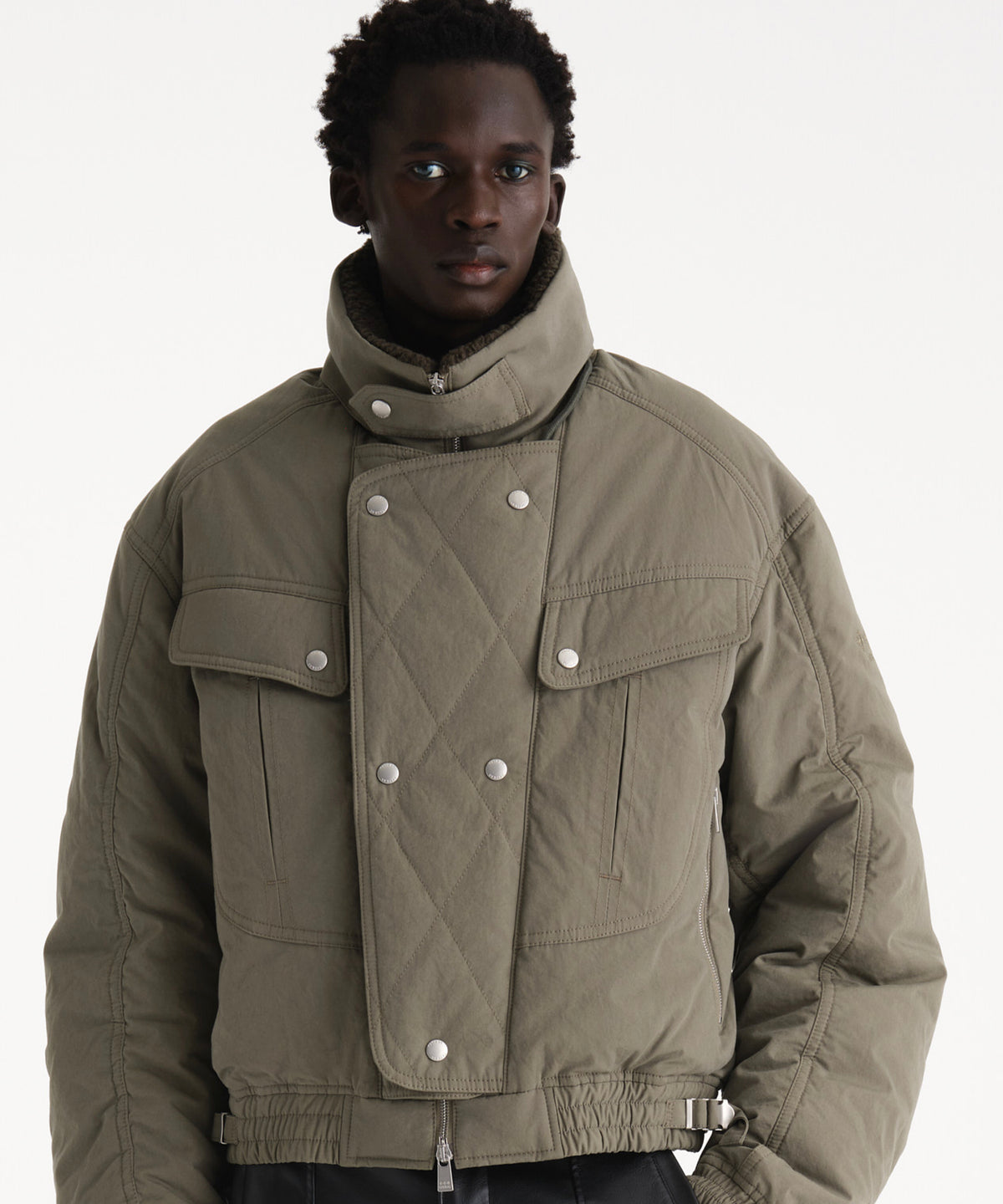 The model is 186 cm tall and is wearing a size 3 in KHAKI.