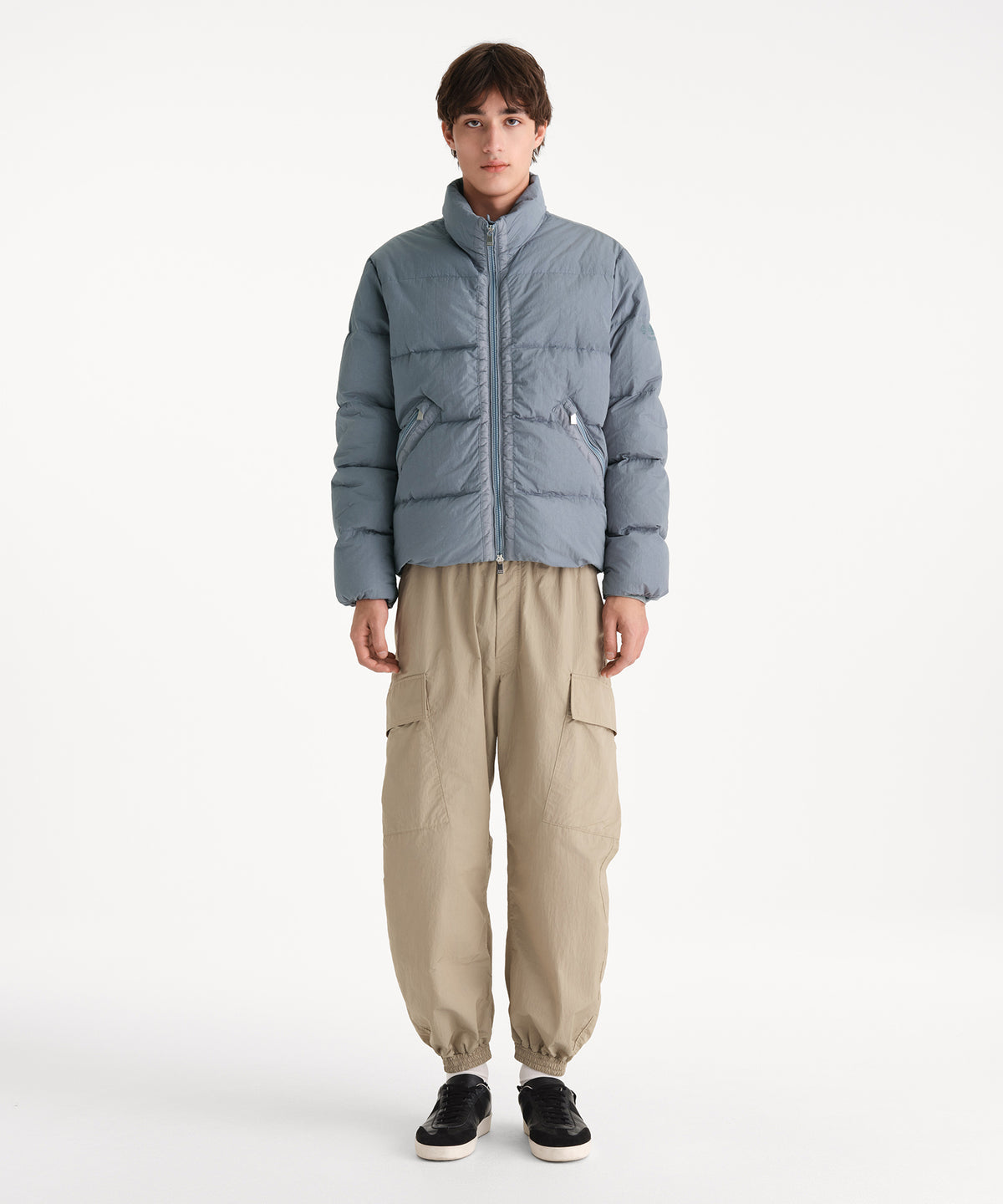 Il modello è alto 190 cm e indossa una taglia 3 in GRIGIO.