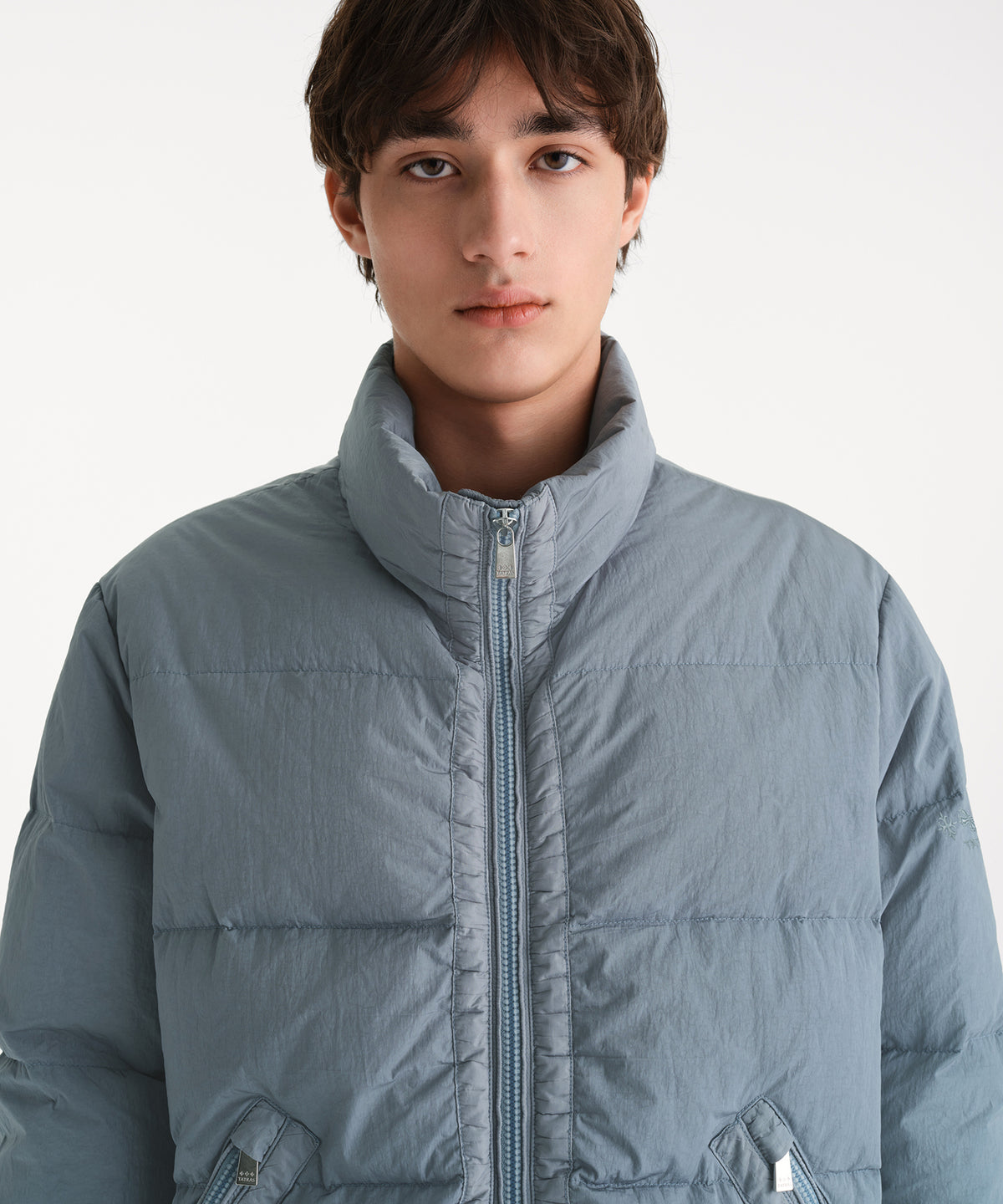 Il modello è alto 190 cm e indossa una taglia 3 in GRIGIO.